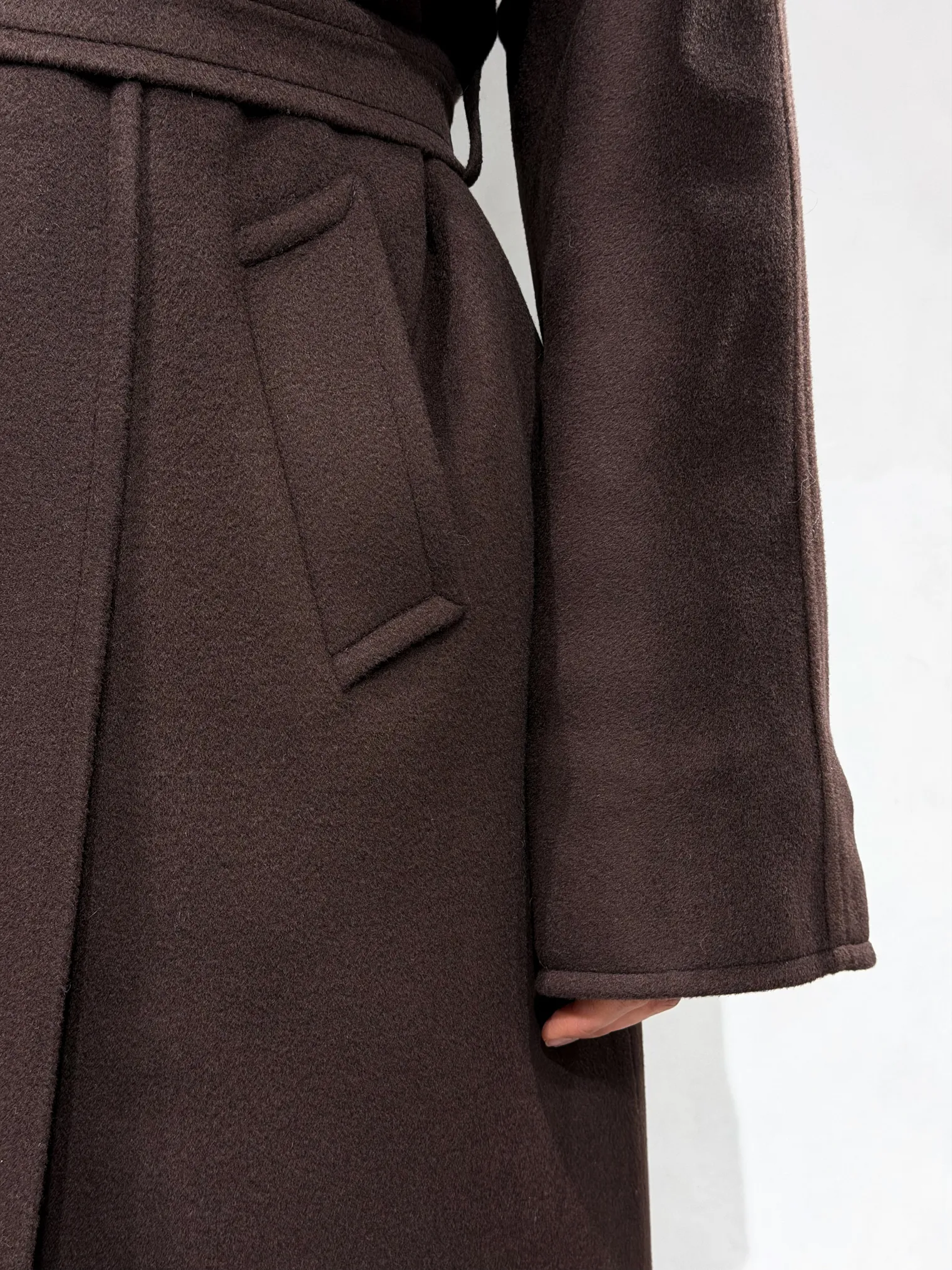 Зимнее пальто-халат с цельнокройным рукавом шоколадного цвета фото 10