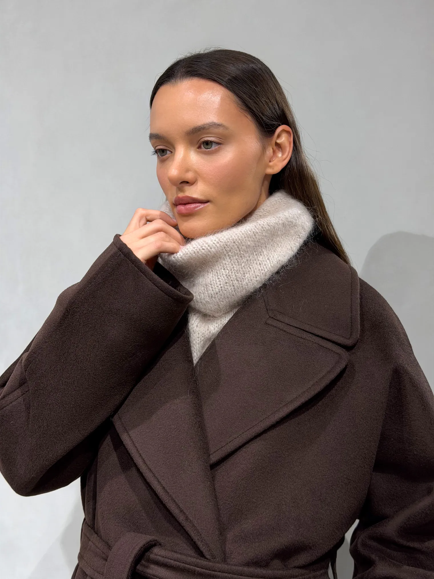 Зимнее пальто-халат с цельнокройным рукавом шоколадного цвета фото 3