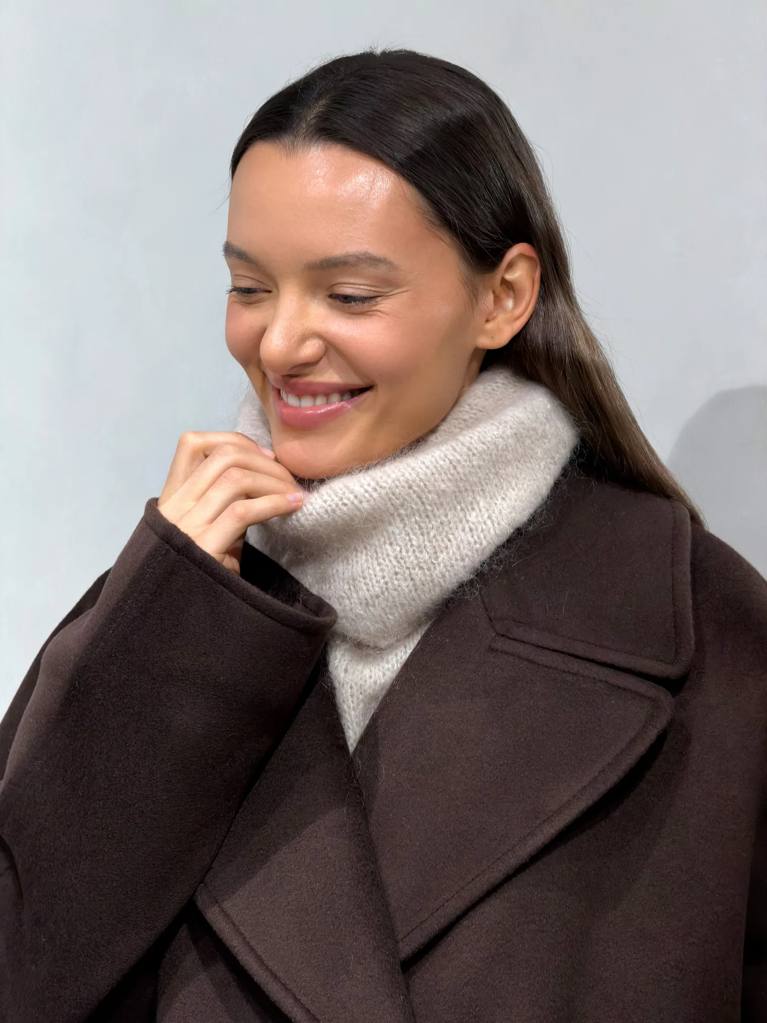 Зимнее пальто-халат с цельнокройным рукавом шоколадного цвета фото 11