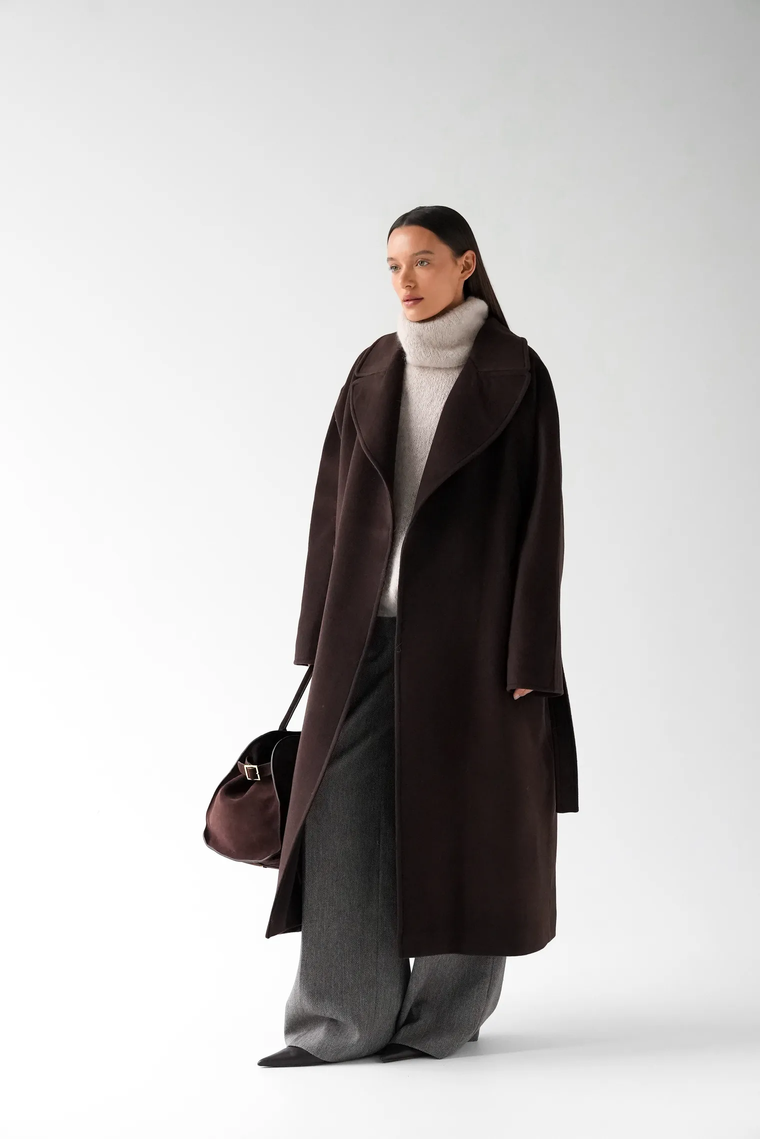 Зимнее пальто-халат с цельнокройным рукавом шоколадного цвета фото 8