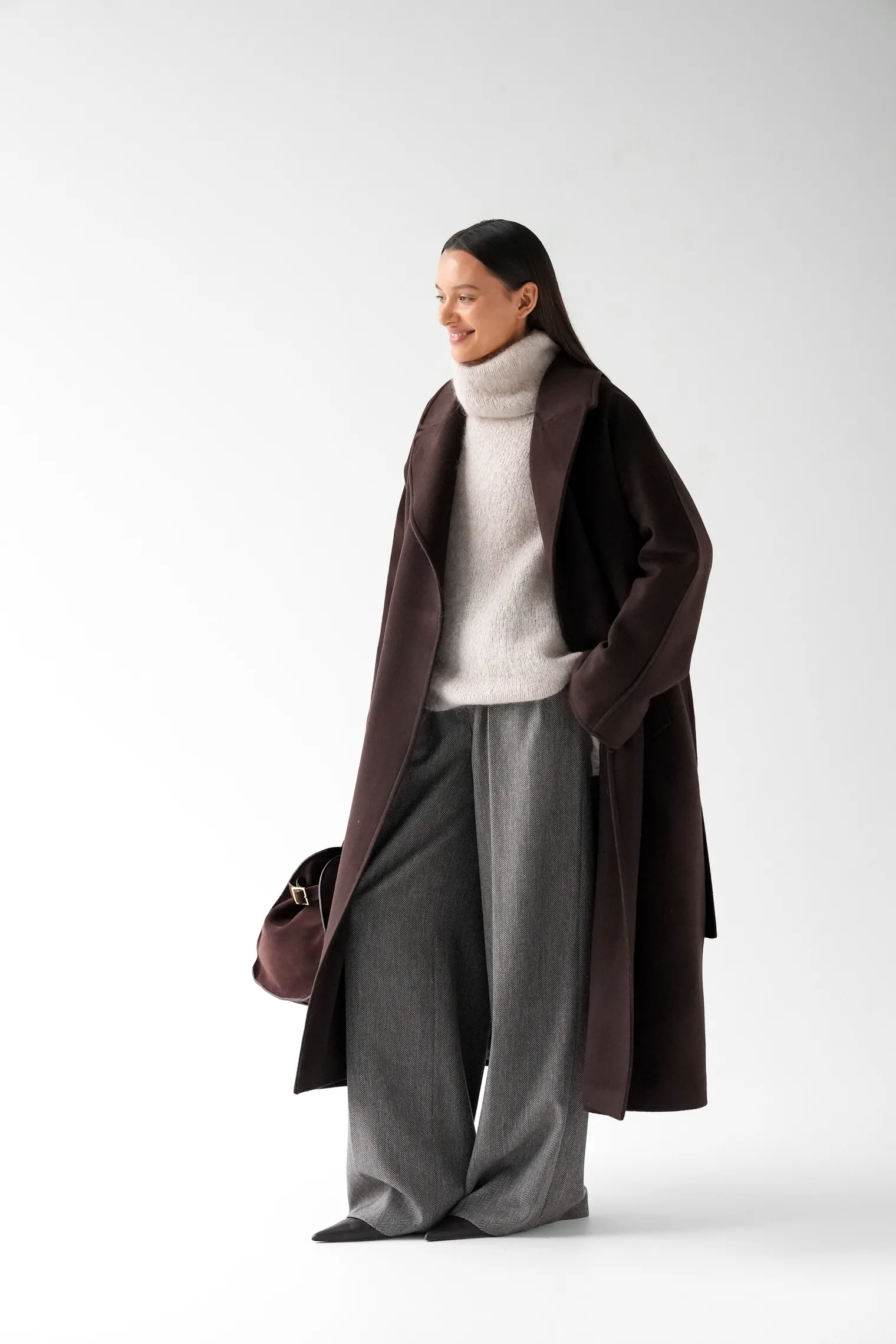 Зимнее пальто-халат с цельнокройным рукавом шоколадного цвета фото 3