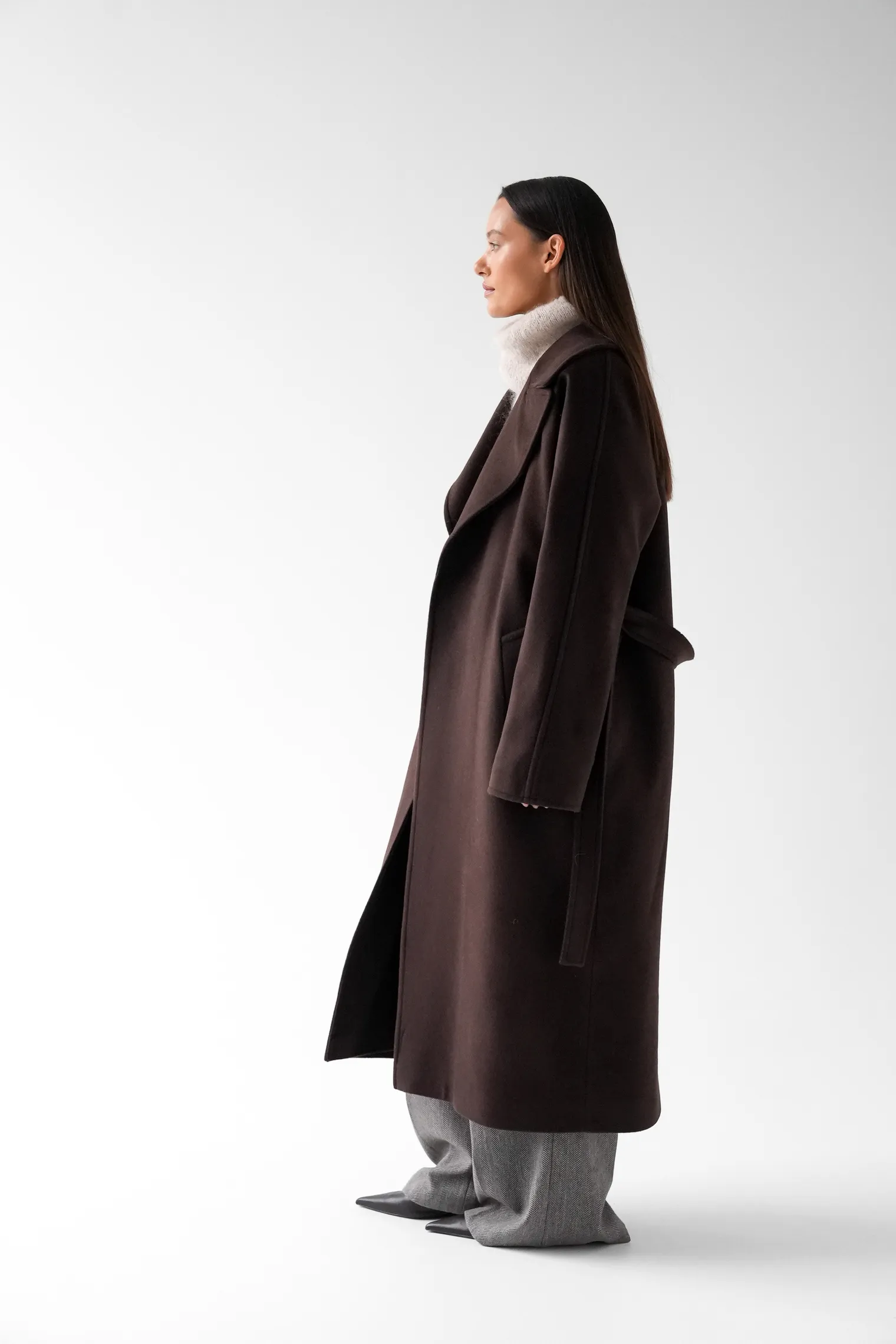Зимнее пальто-халат с цельнокройным рукавом шоколадного цвета фото 6