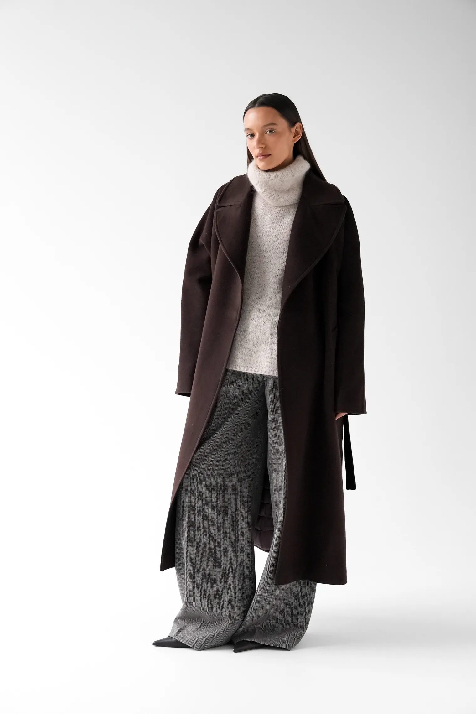 Зимнее пальто-халат с цельнокройным рукавом шоколадного цвета фото 10