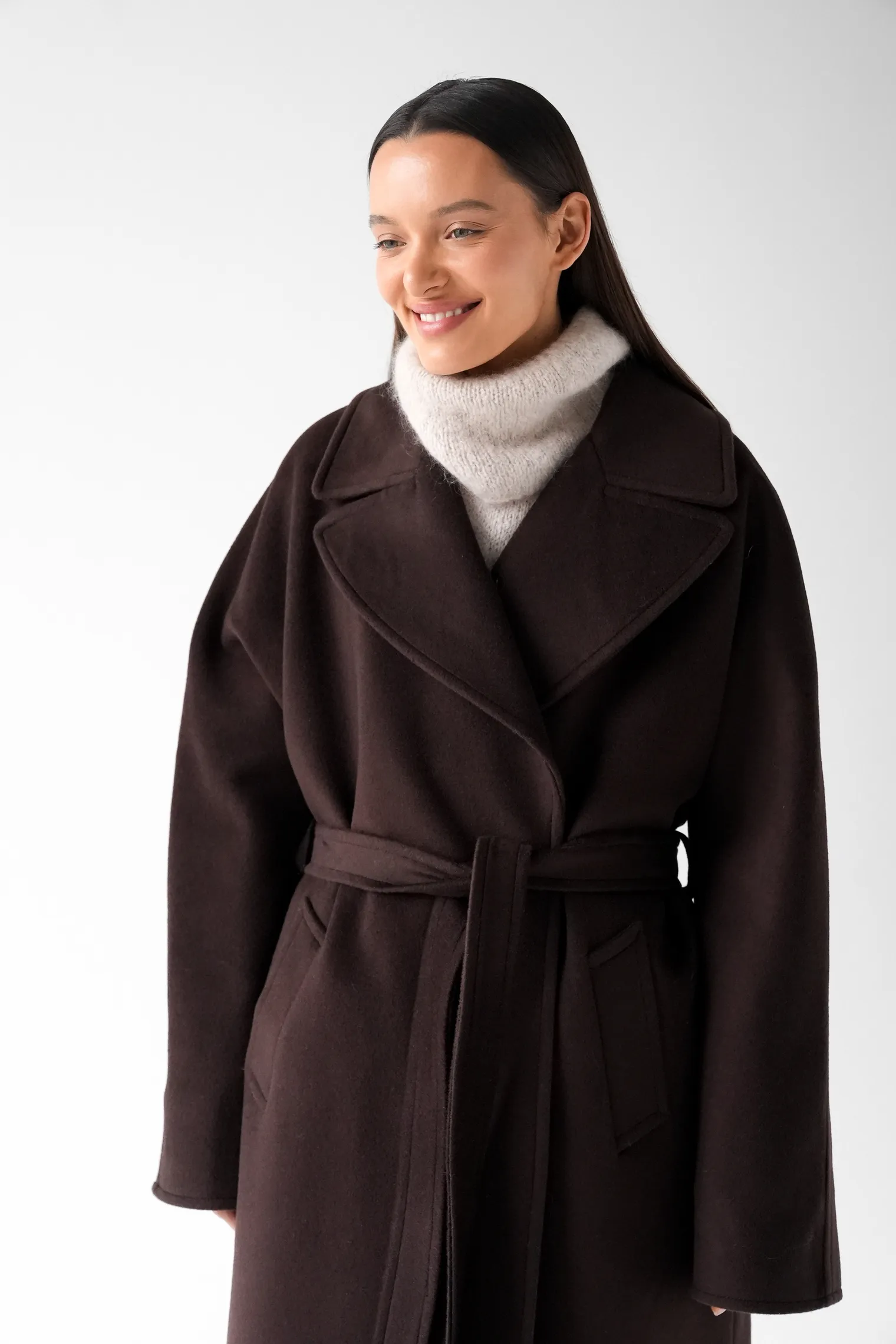 Зимнее пальто-халат с цельнокройным рукавом шоколадного цвета фото 5
