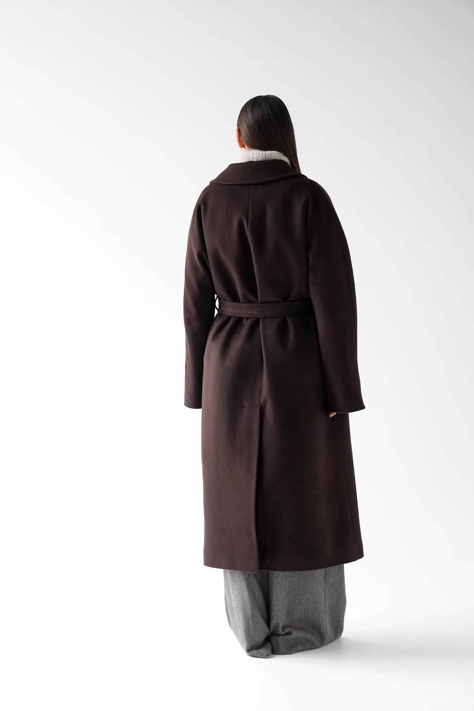 Зимнее пальто-халат с цельнокройным рукавом шоколадного цвета фото 4