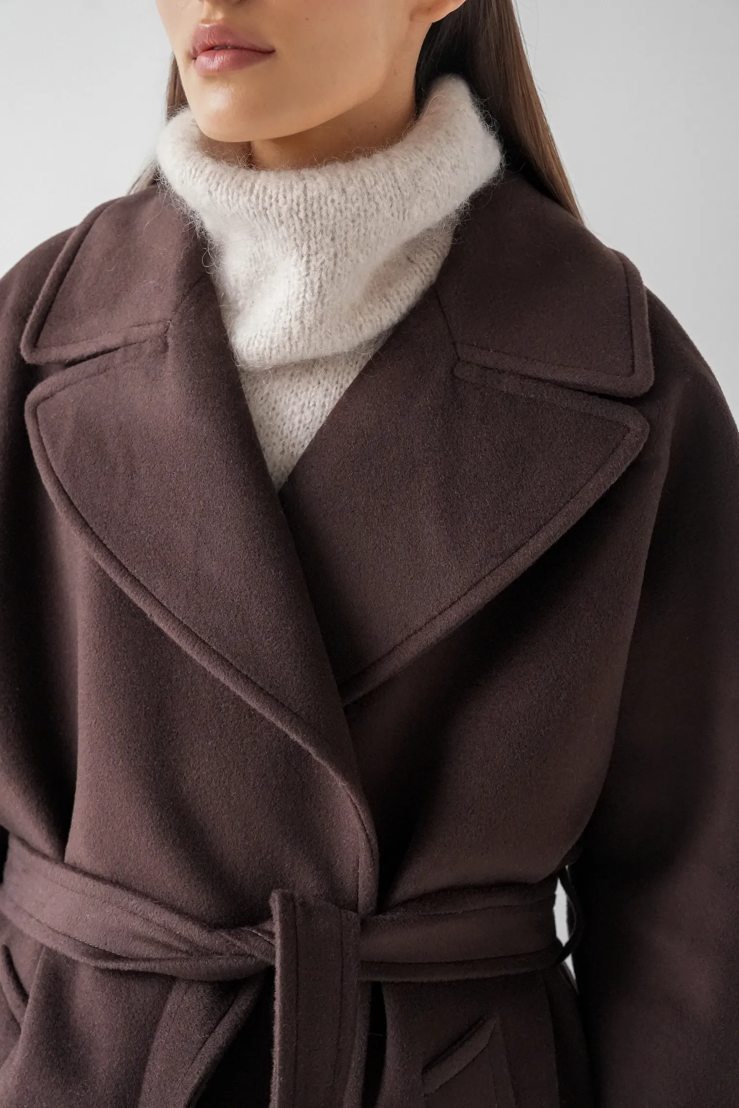 Зимнее пальто-халат с цельнокройным рукавом шоколадного цвета фото 2