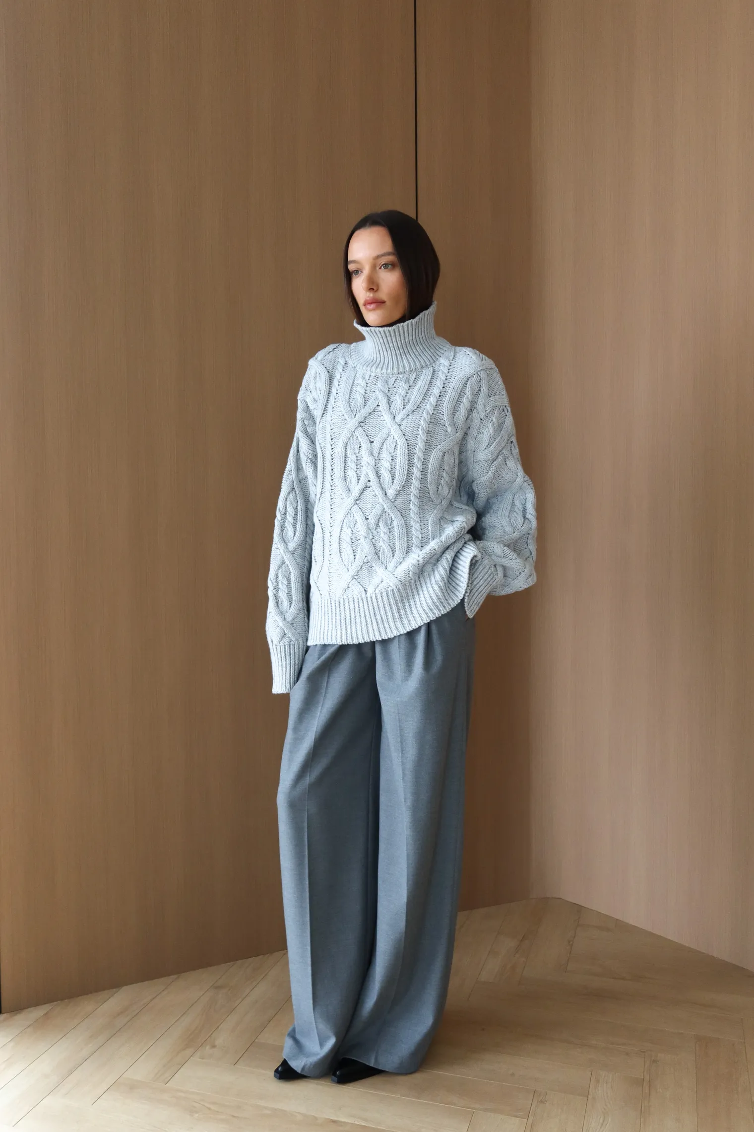 Джемпер крупной вязки с узором араны пепельного цвета фото 8