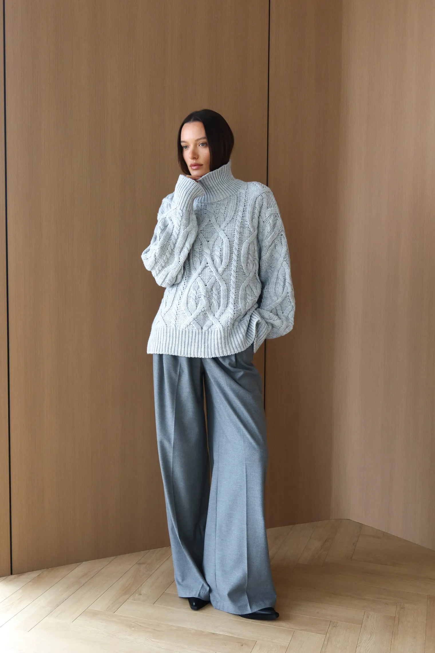 Джемпер крупной вязки с узором араны пепельного цвета фото 5