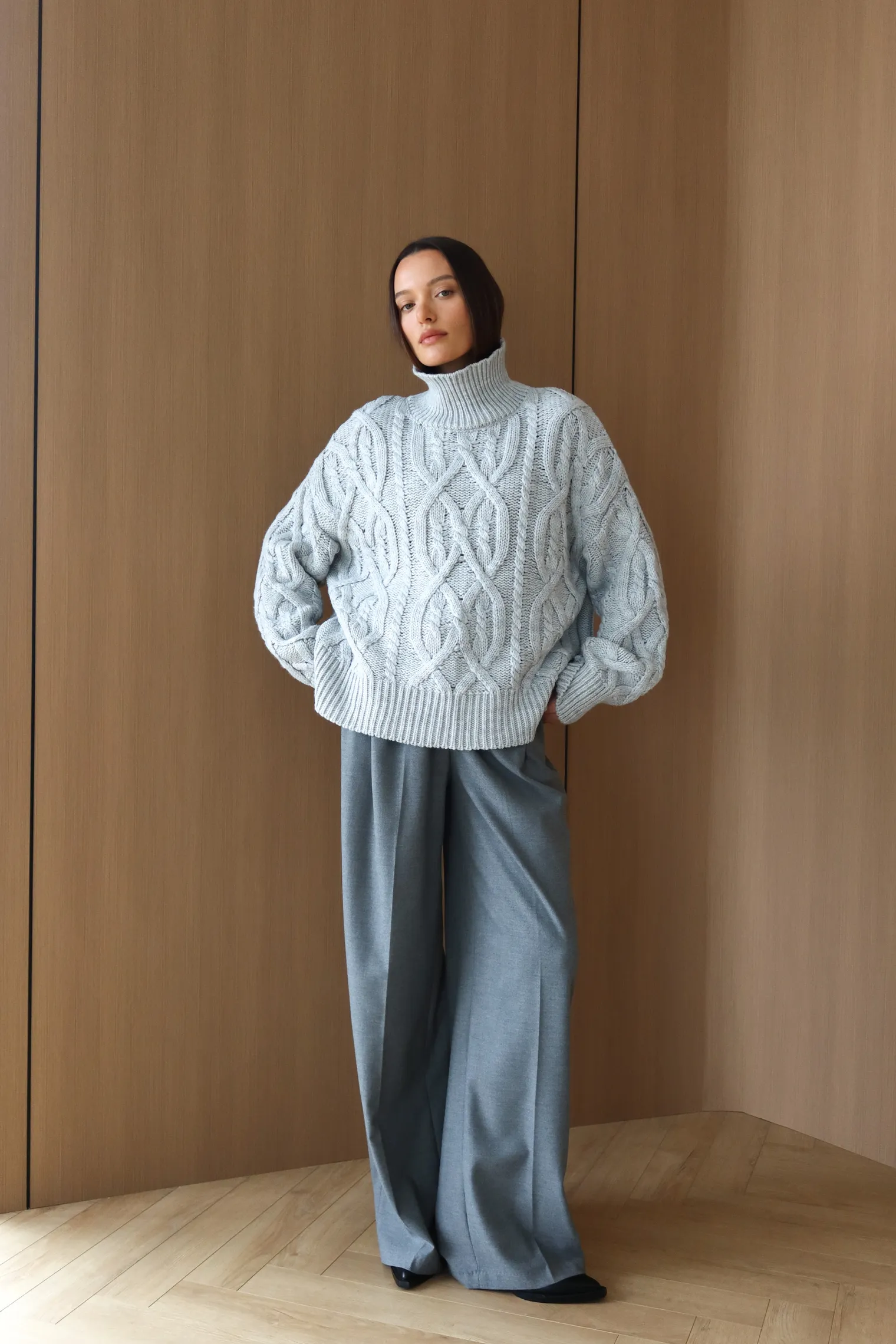 Джемпер крупной вязки с узором араны пепельного цвета фото 3