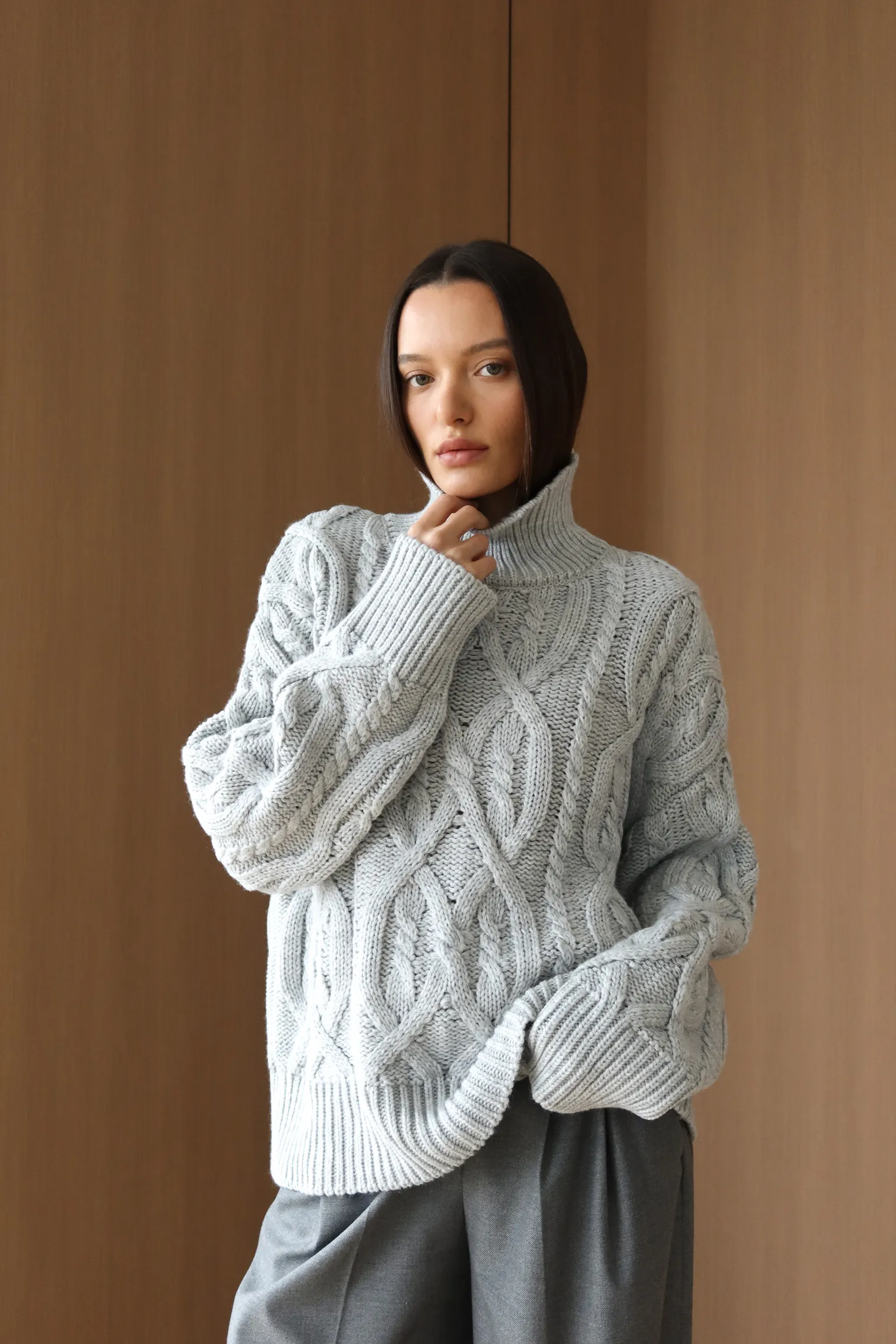 Джемпер крупной вязки с узором араны пепельного цвета фото 1