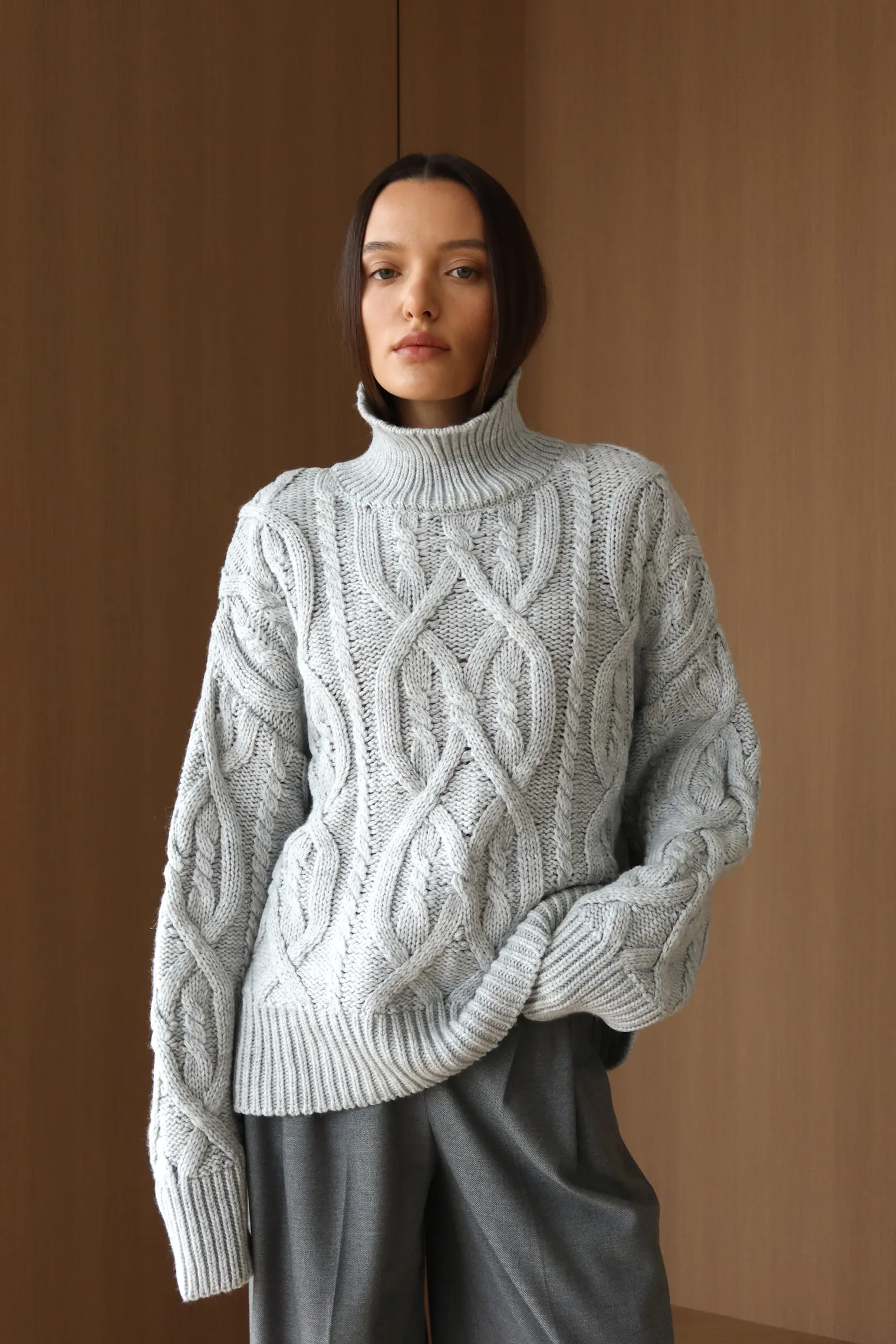 Джемпер крупной вязки с узором араны пепельного цвета фото 6