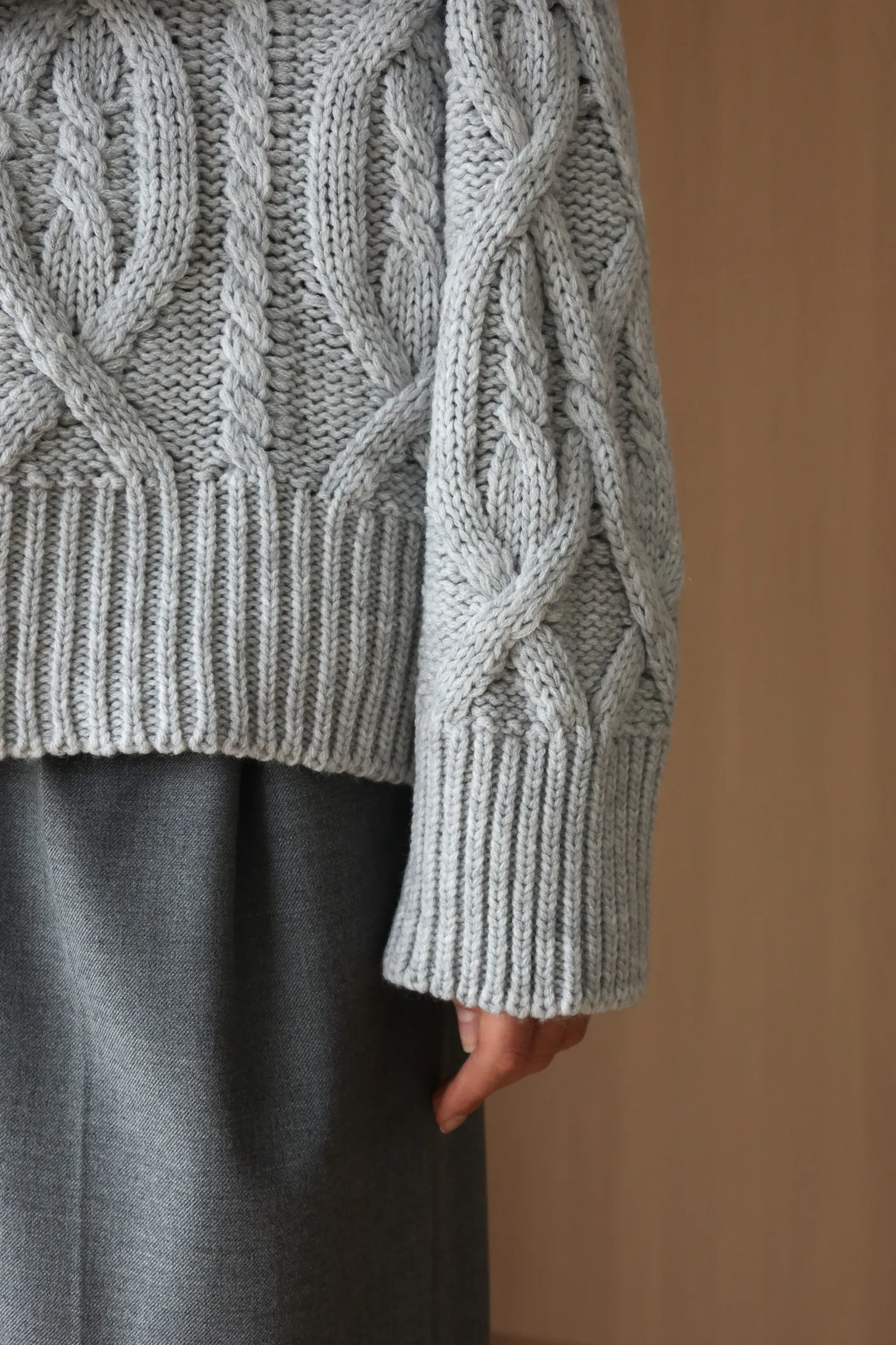 Джемпер крупной вязки с узором араны пепельного цвета фото 2