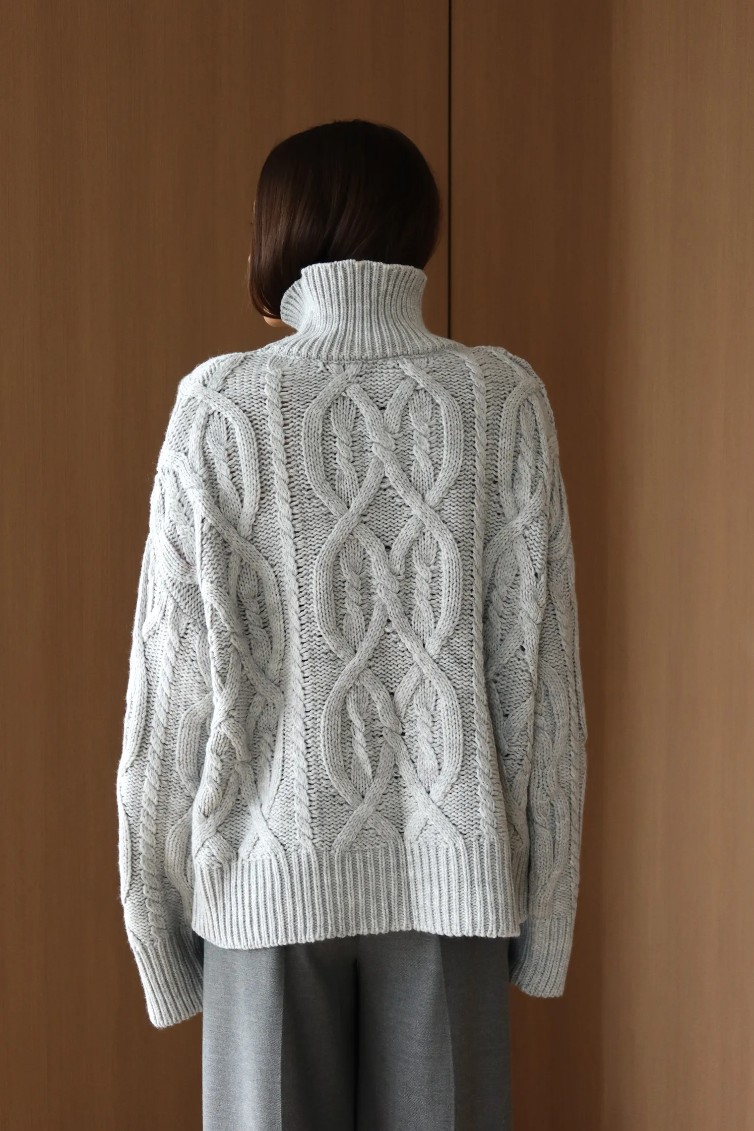 Джемпер крупной вязки с узором араны пепельного цвета фото 4