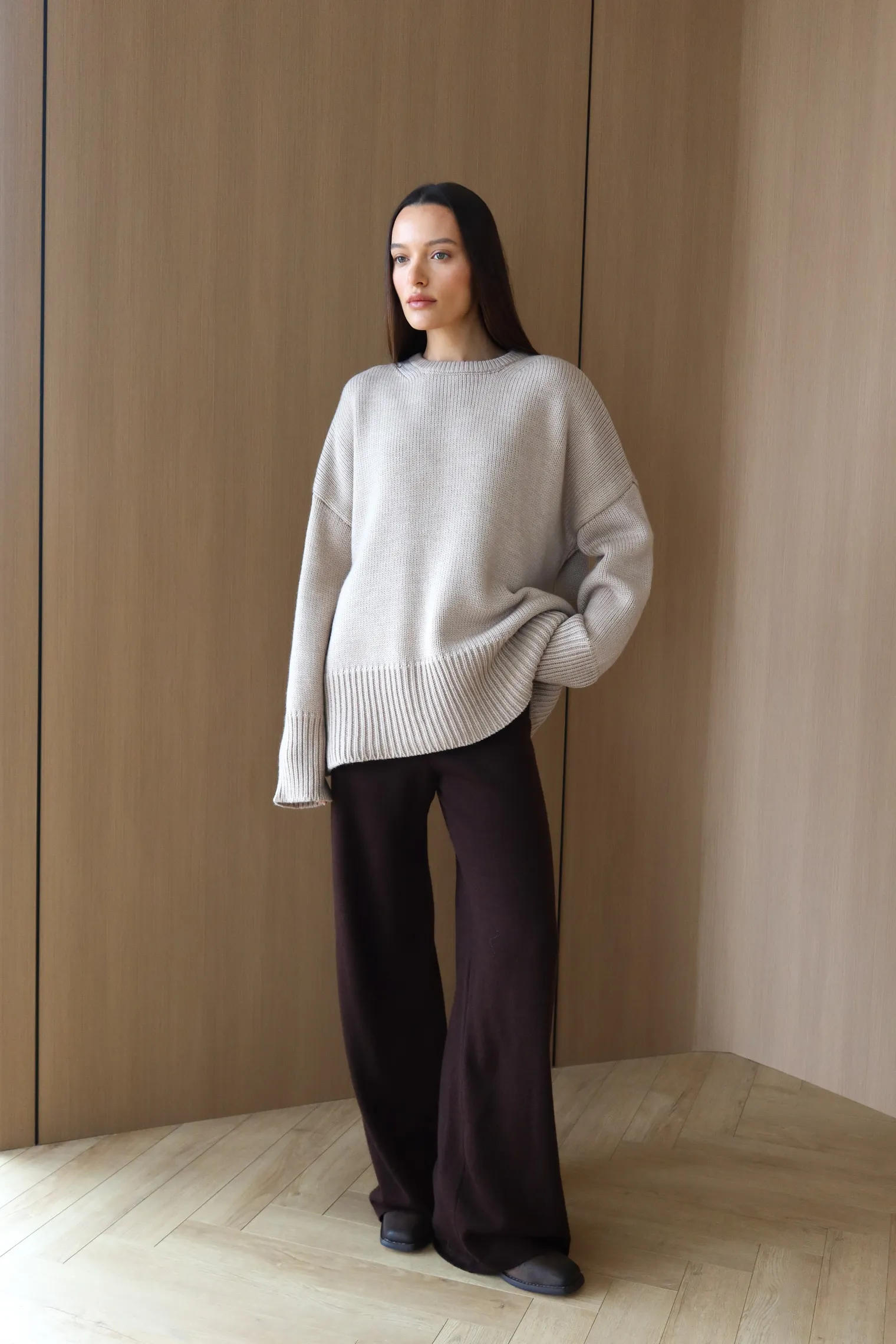 Джемпер крупной вязки с низким воротником бежевого цвета фото 3