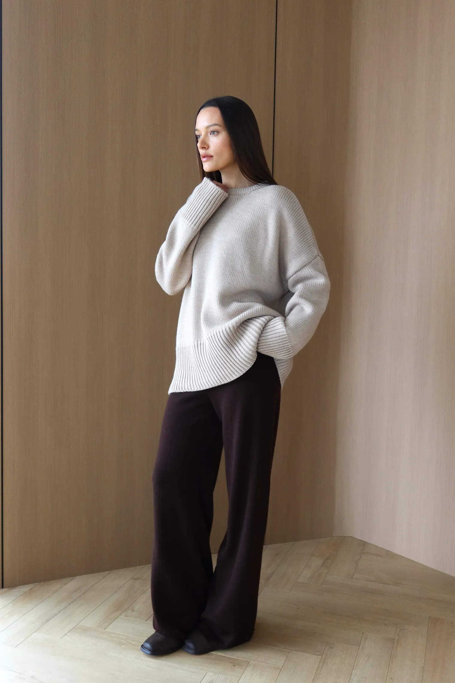 Джемпер крупной вязки с низким воротником бежевого цвета фото 8