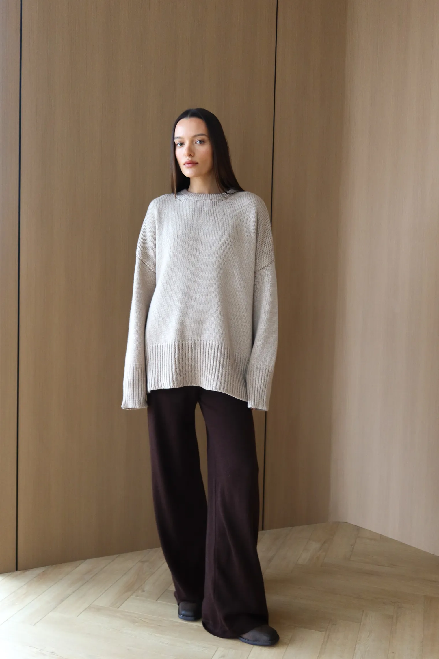 Джемпер крупной вязки с низким воротником бежевого цвета фото 5