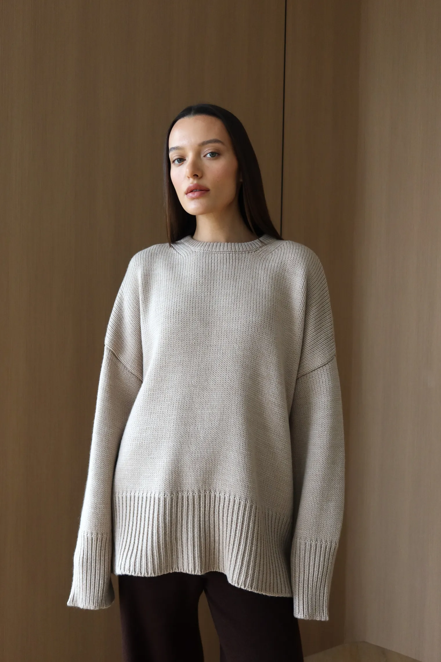 Джемпер крупной вязки с низким воротником бежевого цвета фото 1