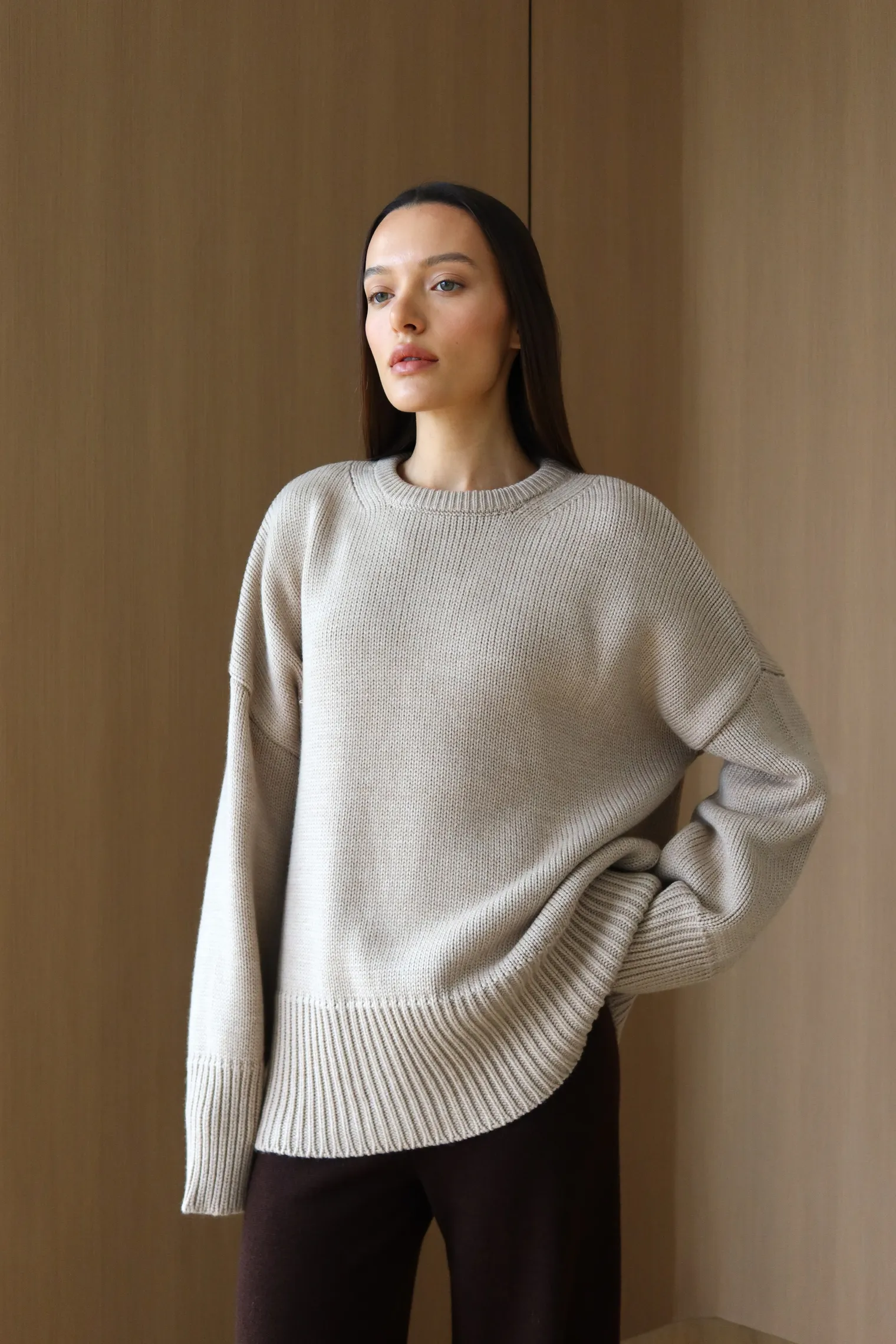 Джемпер крупной вязки с низким воротником бежевого цвета фото 7