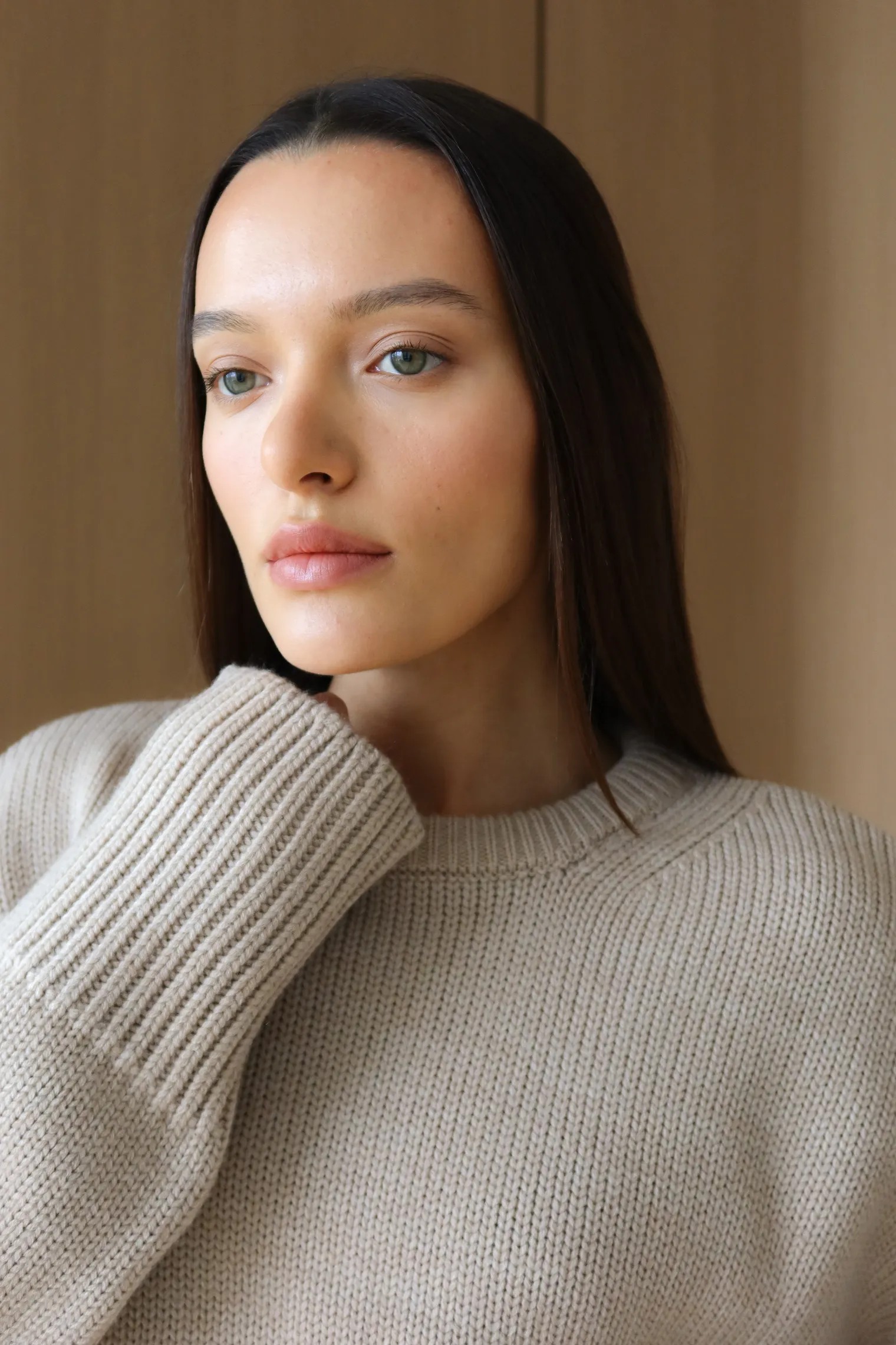 Джемпер крупной вязки с низким воротником бежевого цвета фото 6