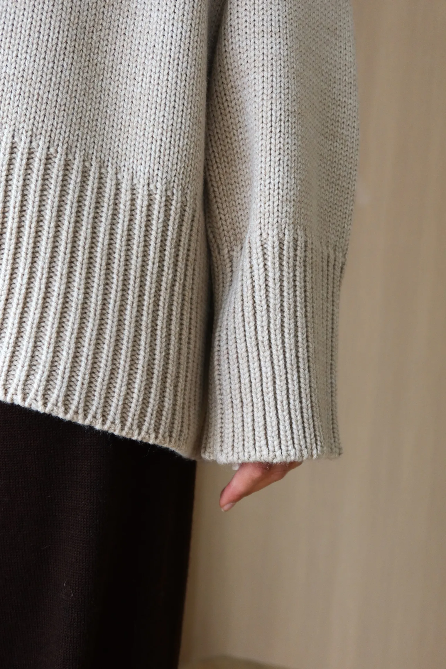 Джемпер крупной вязки с низким воротником бежевого цвета фото 2