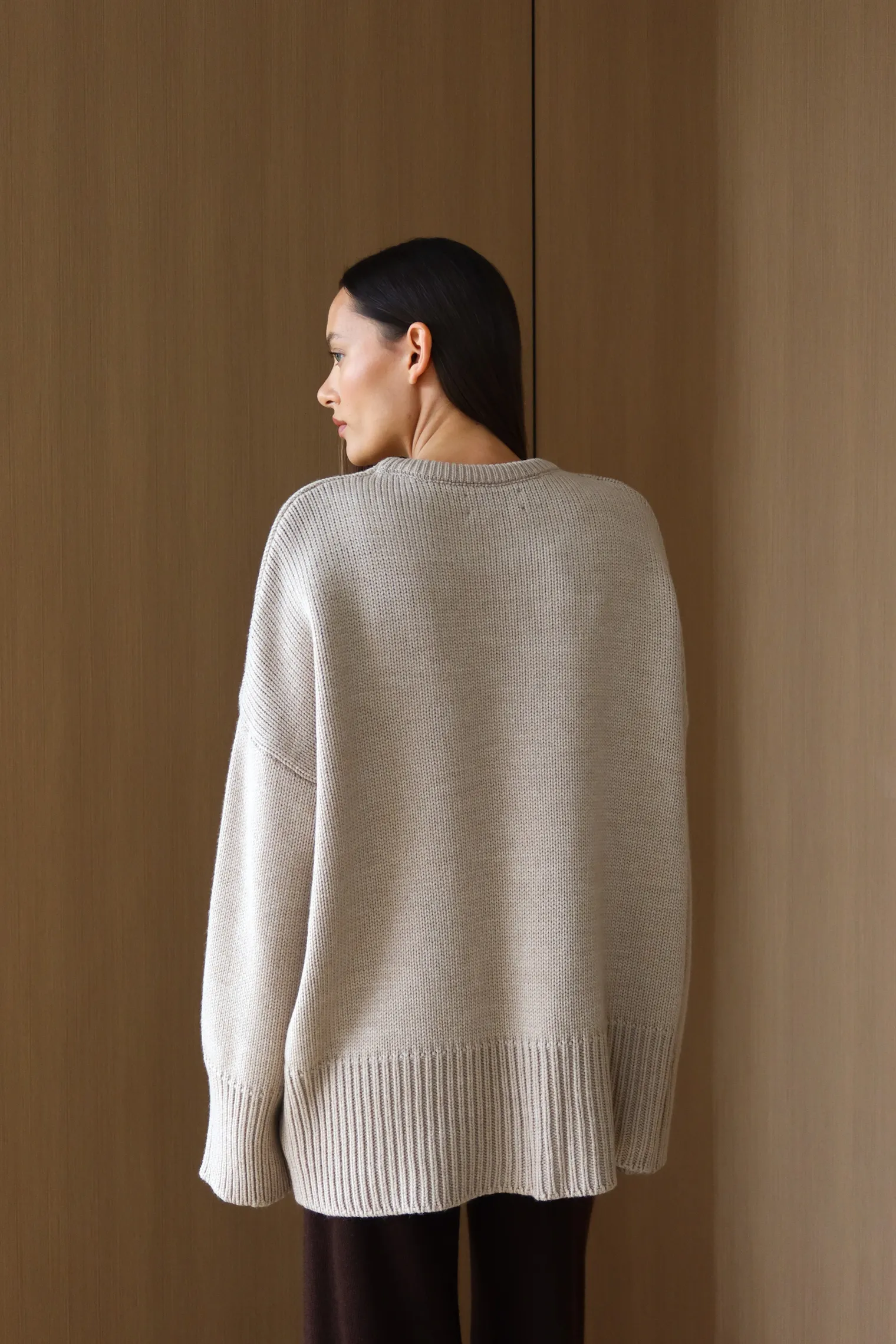 Джемпер крупной вязки с низким воротником бежевого цвета фото 4