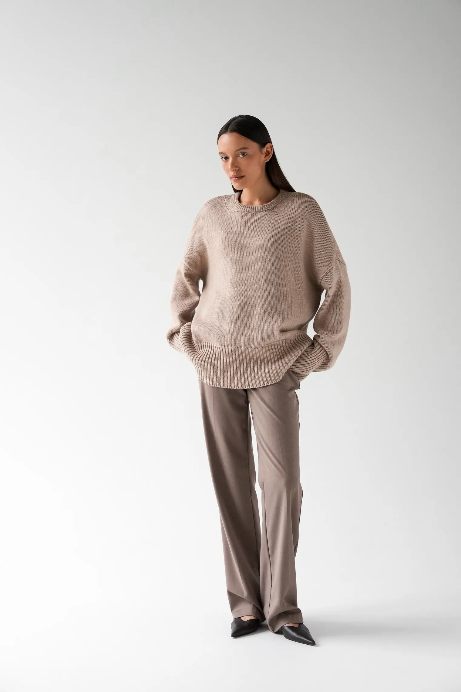 Джемпер крупной вязки с низким воротником бежевого цвета фото 10