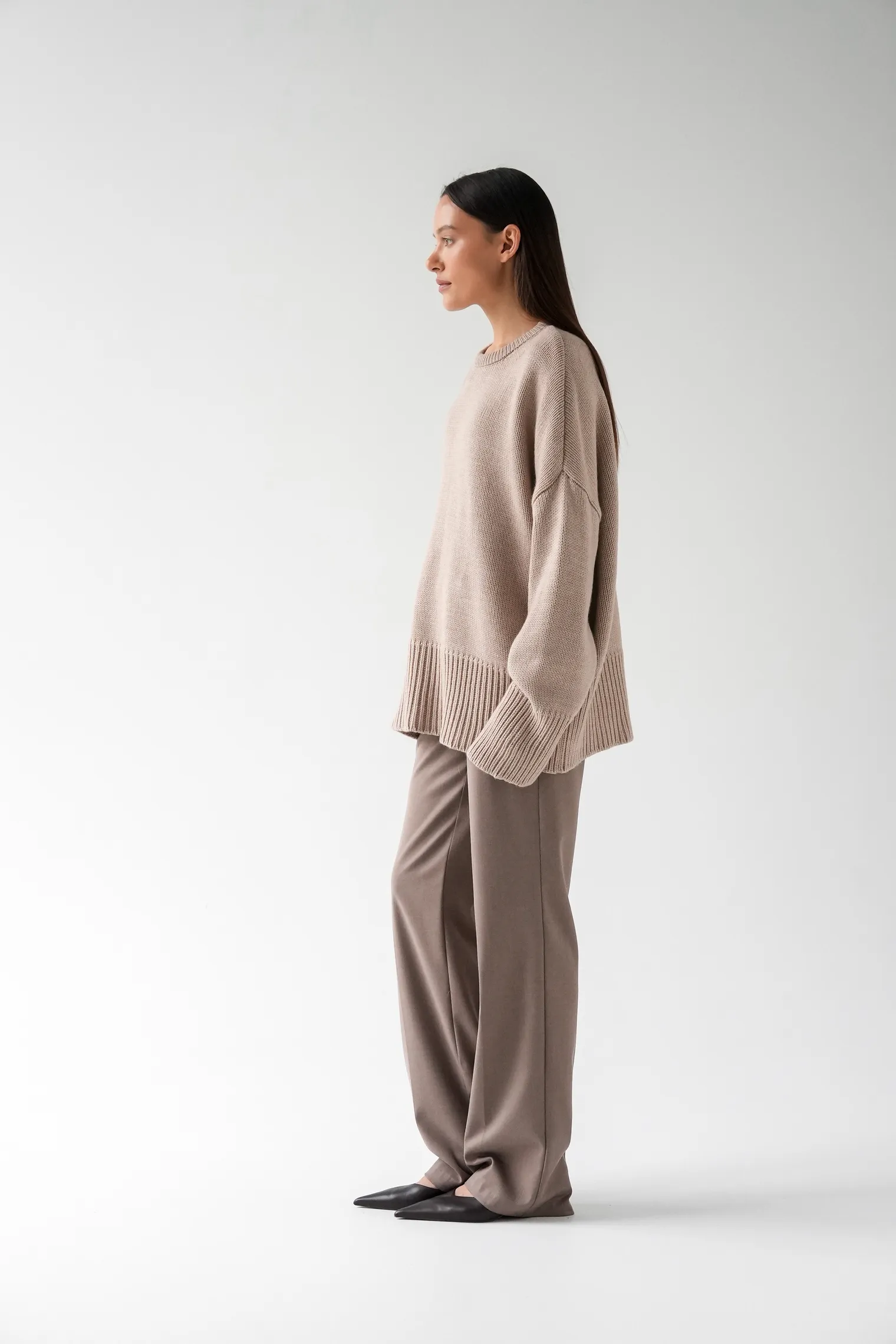 Джемпер крупной вязки с низким воротником бежевого цвета фото 5