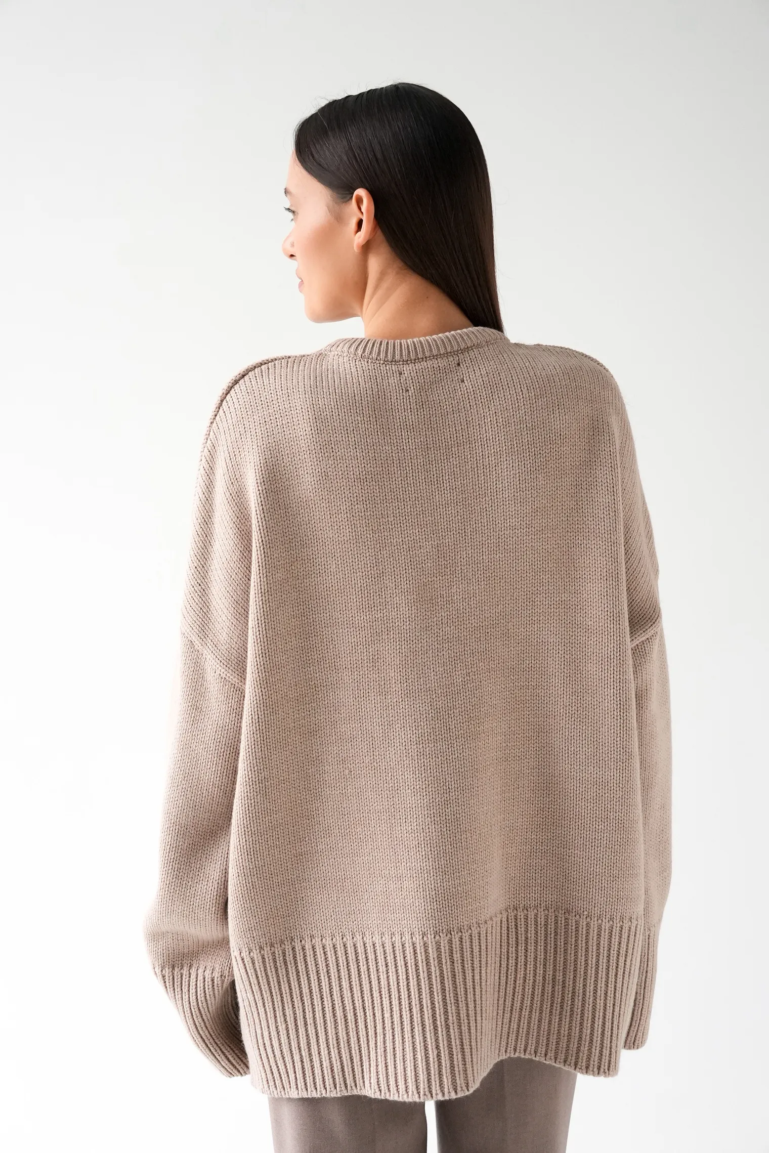 Джемпер крупной вязки с низким воротником бежевого цвета фото 4