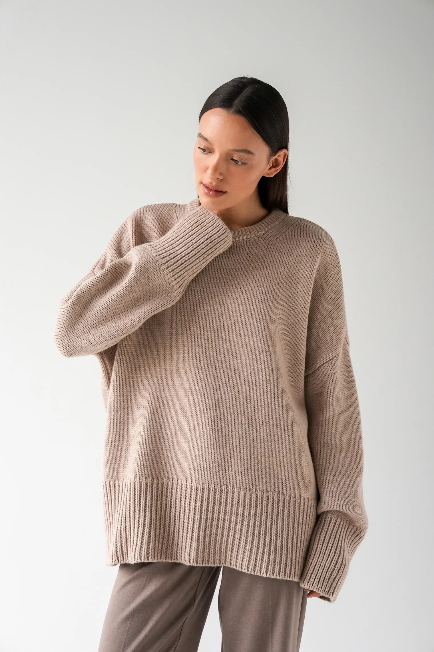 Джемпер крупной вязки с низким воротником бежевого цвета фото 6