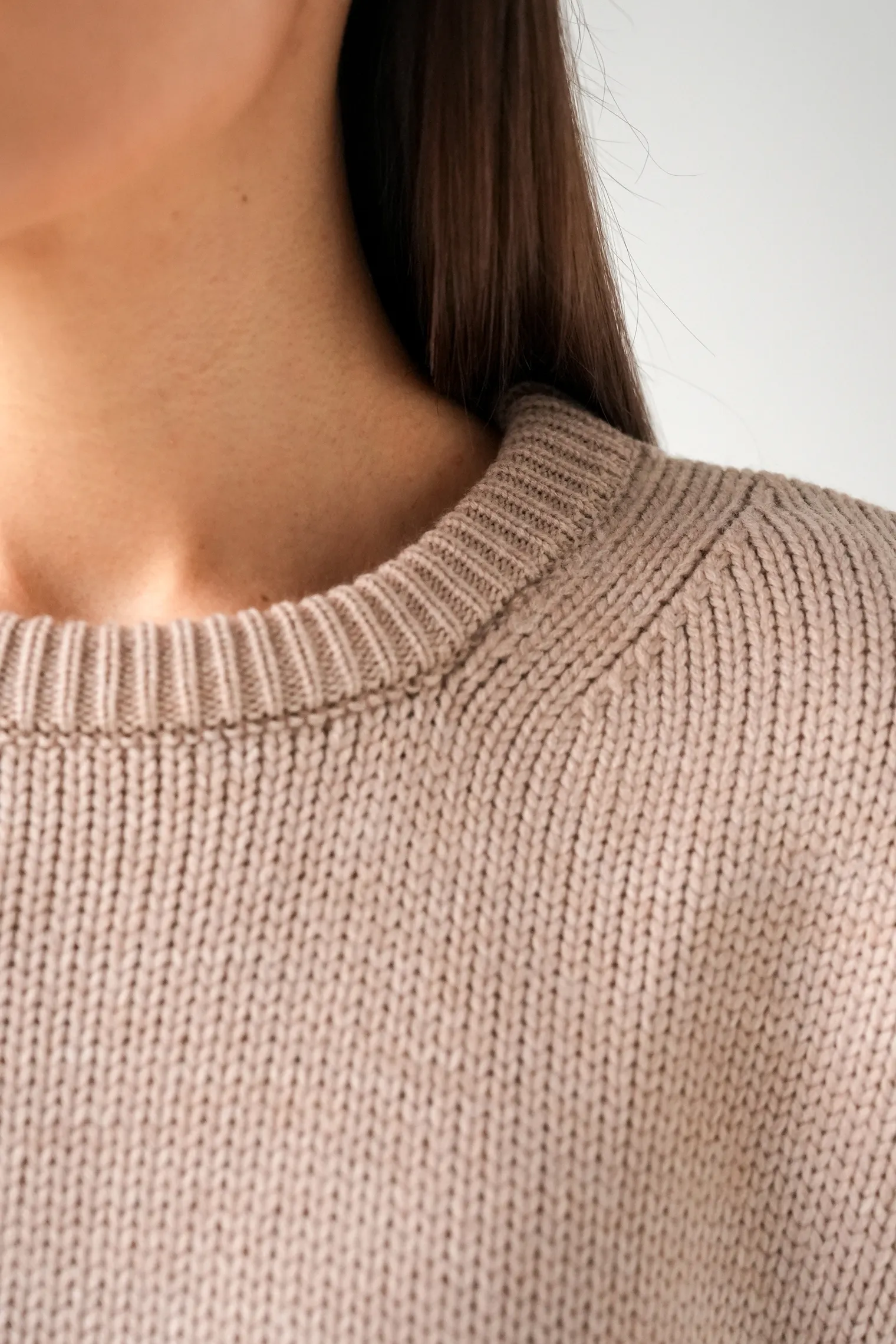 Джемпер крупной вязки с низким воротником бежевого цвета фото 2