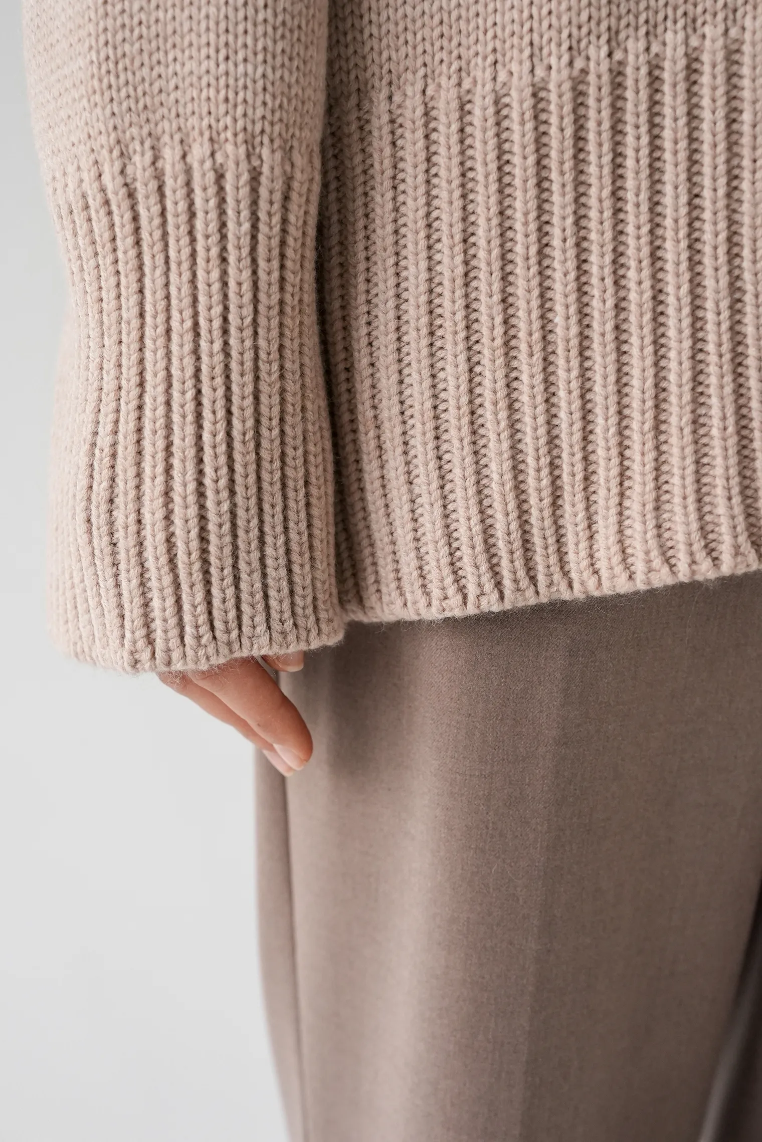 Джемпер крупной вязки с низким воротником бежевого цвета фото 9