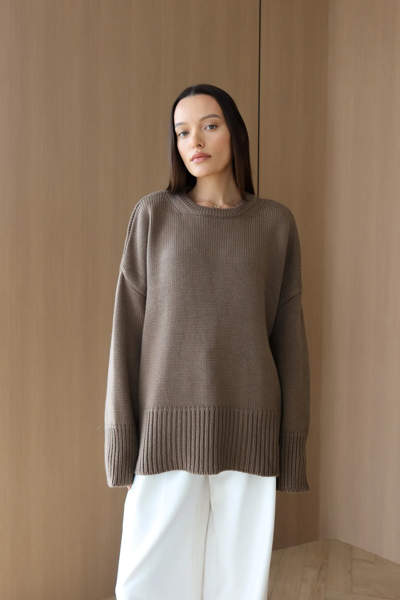 Джемпер крупной вязки с низким воротником кофейного цвета фото 1