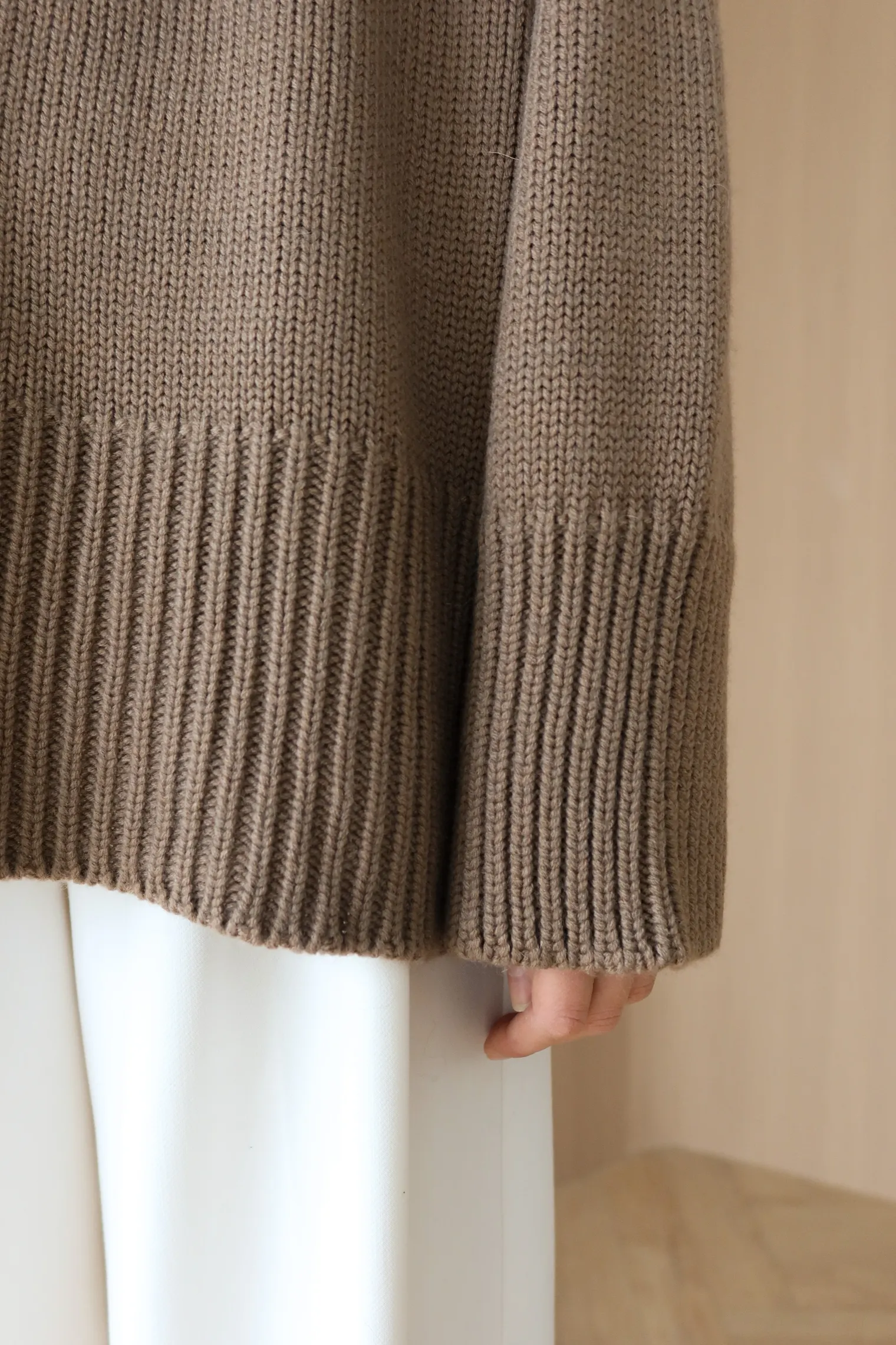 Джемпер крупной вязки с низким воротником кофейного цвета фото 6