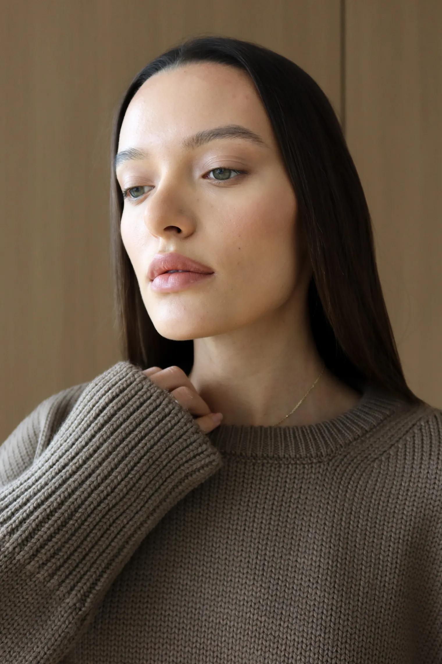 Джемпер крупной вязки с низким воротником кофейного цвета фото 2