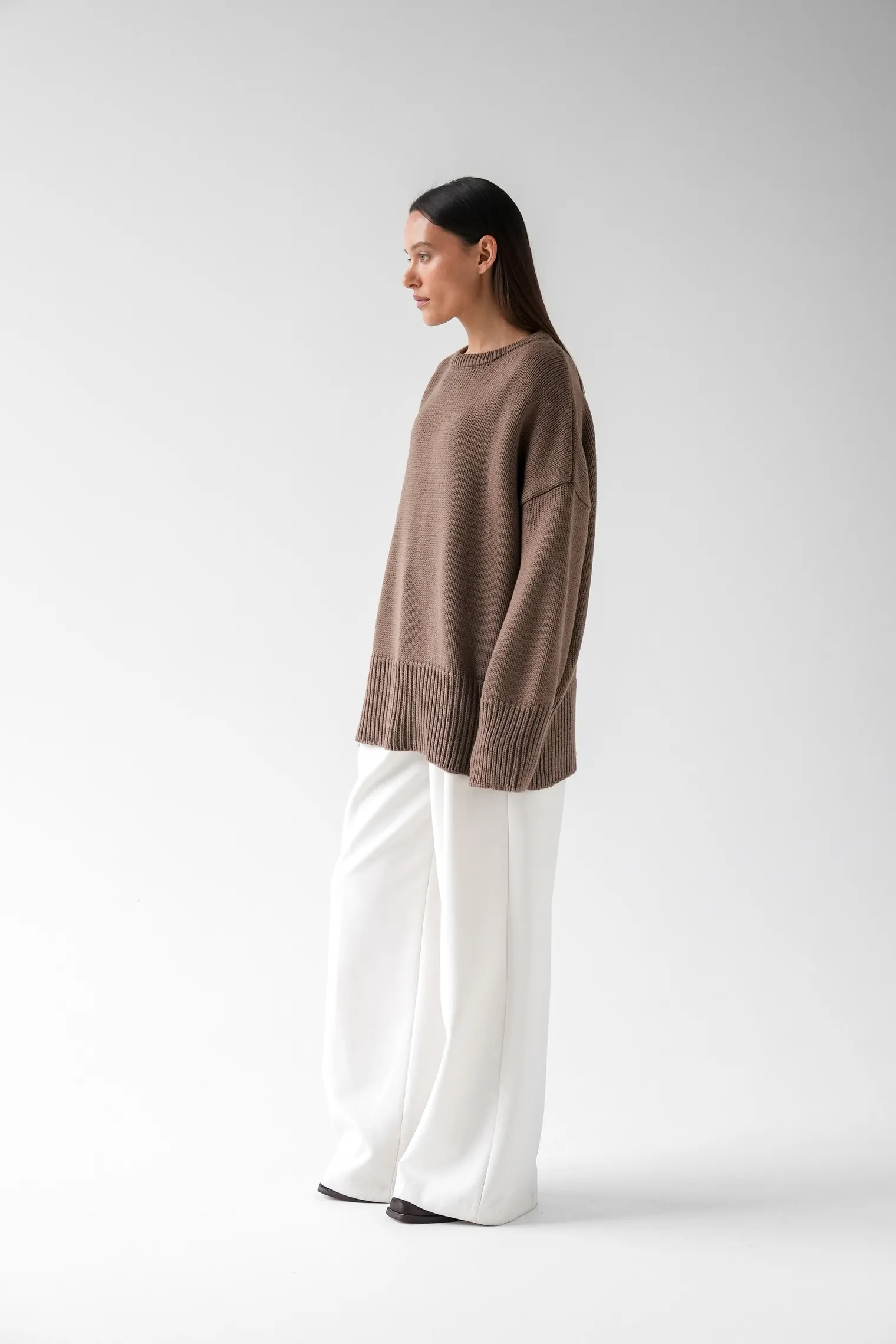 Джемпер крупной вязки с низким воротником кофейного цвета фото 6