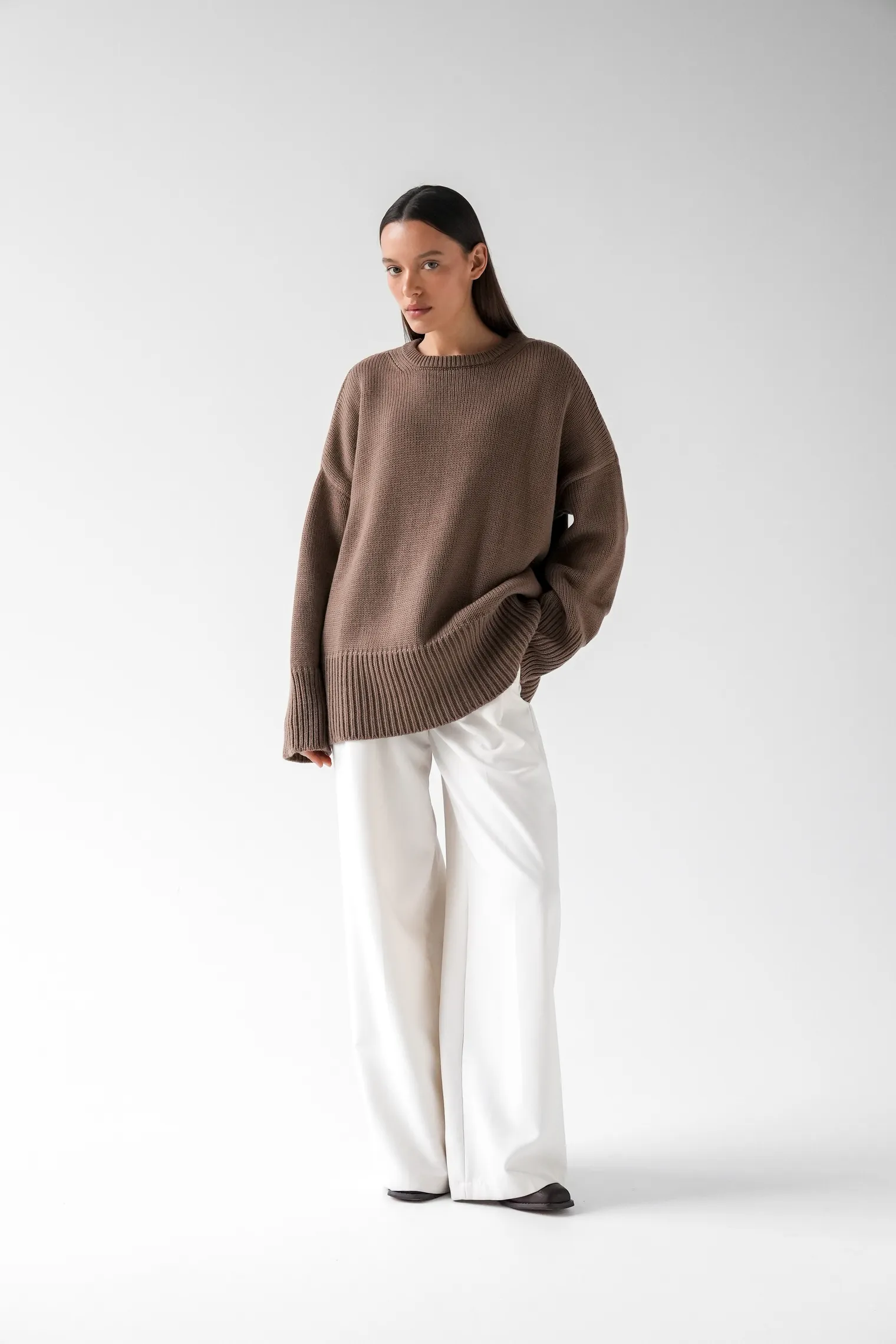 Джемпер крупной вязки с низким воротником кофейного цвета фото 4