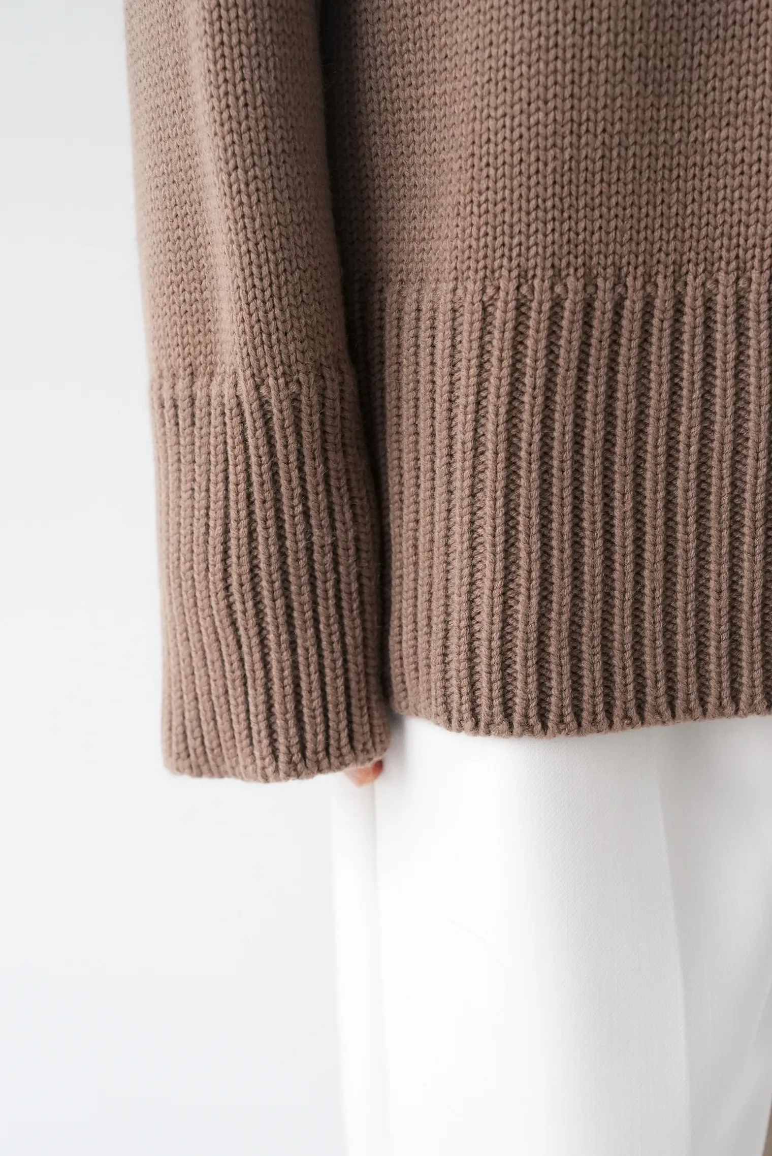 Джемпер крупной вязки с низким воротником кофейного цвета фото 8