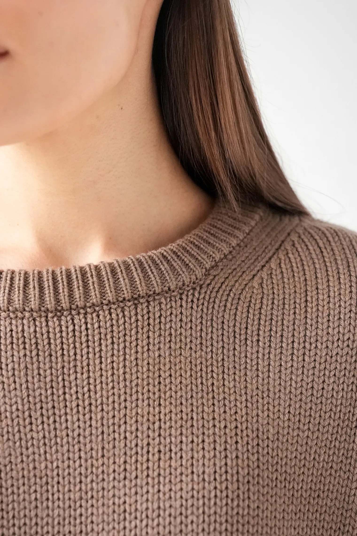 Джемпер крупной вязки с низким воротником кофейного цвета фото 3