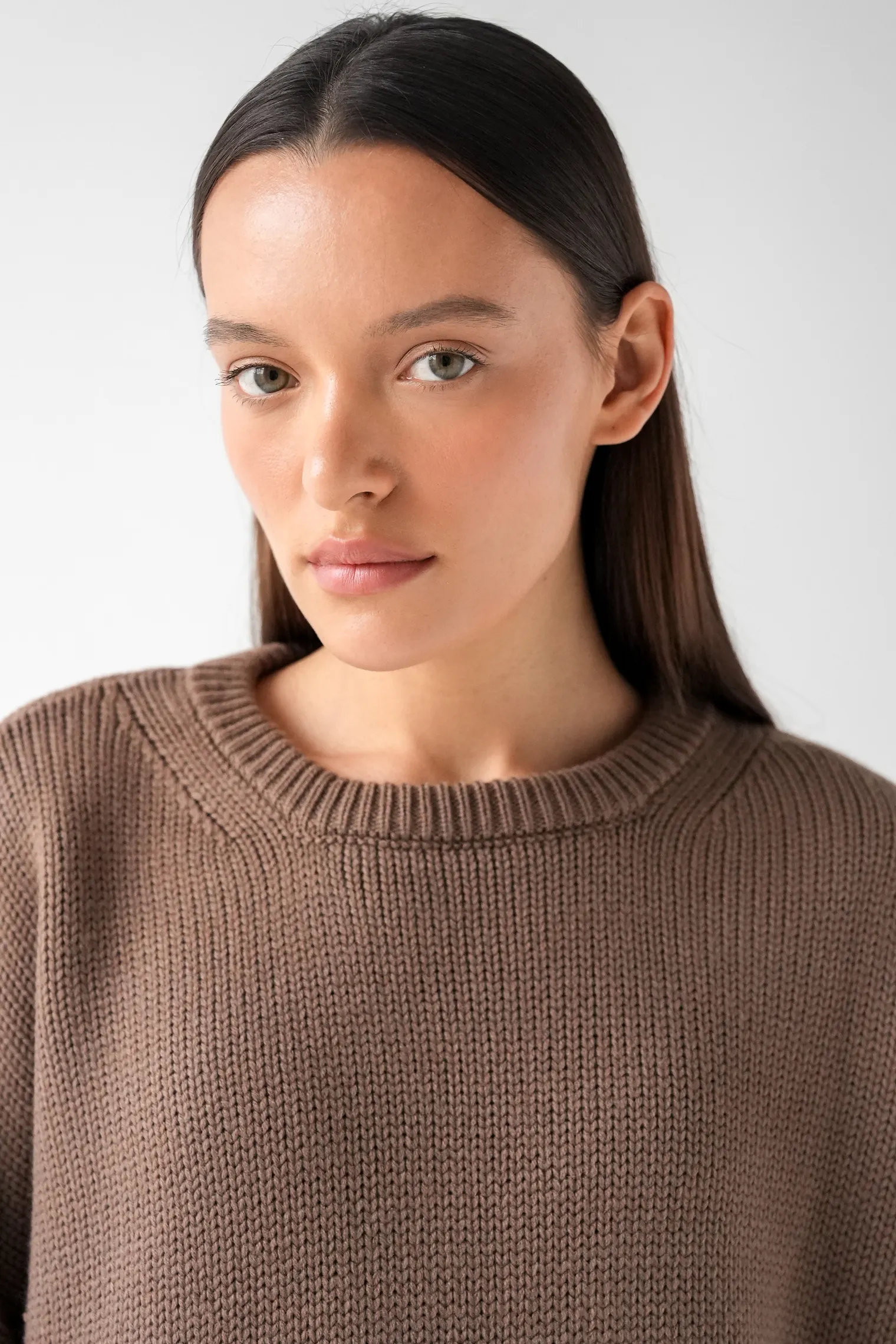 Джемпер крупной вязки с низким воротником кофейного цвета фото 10
