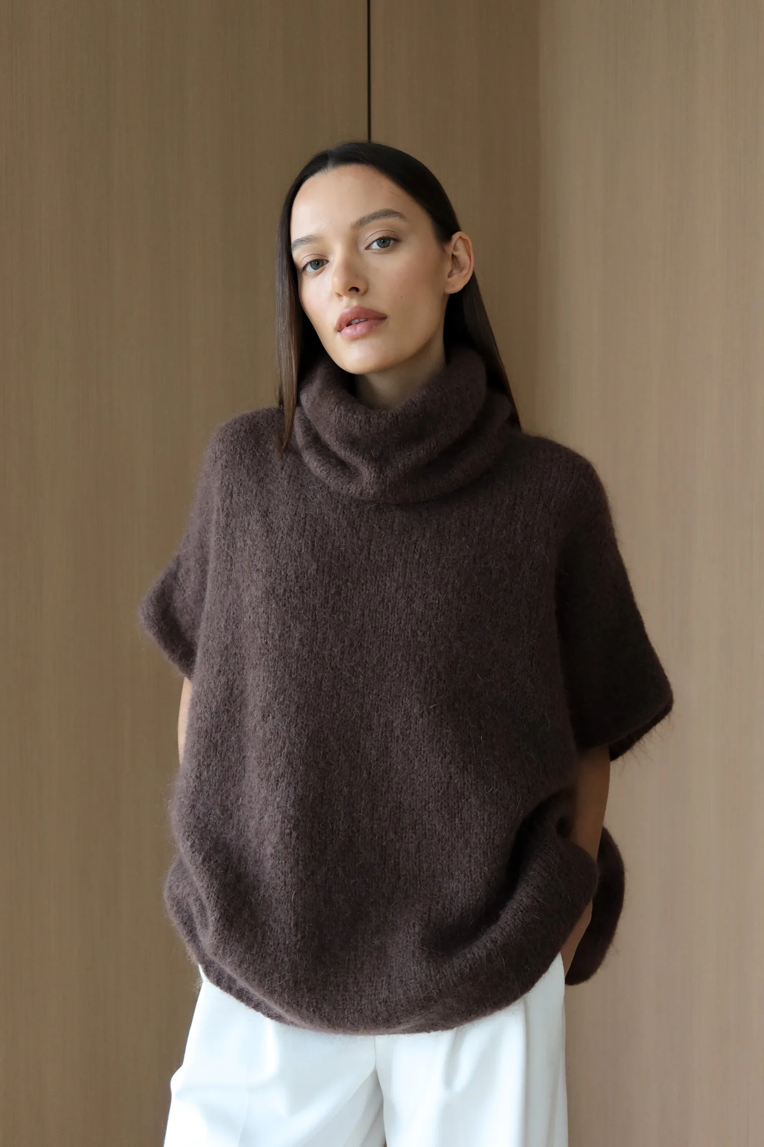 Джемпер крупной вязки из мохера без рукавов шоколадного цвета фото 1