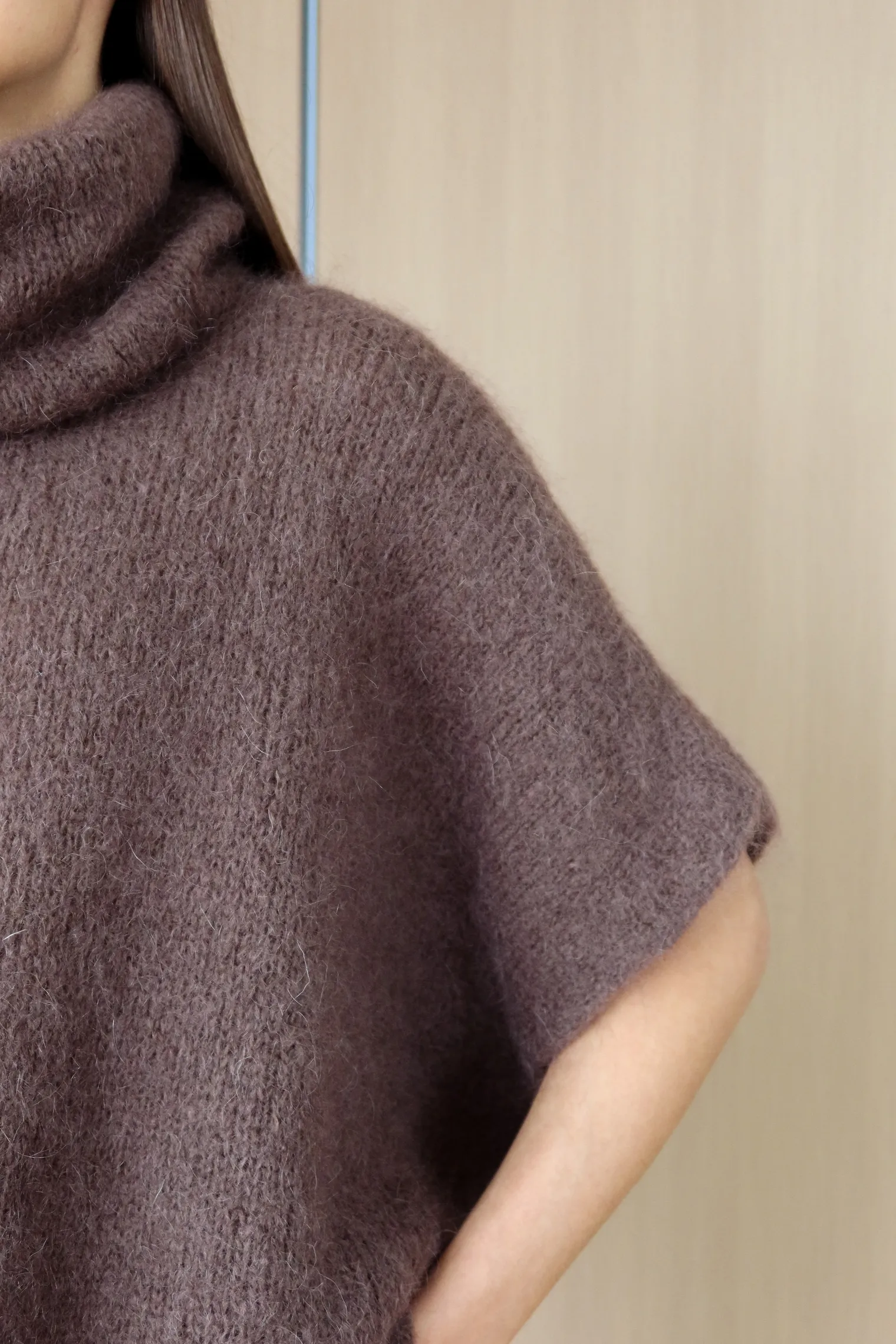 Джемпер крупной вязки из мохера без рукавов шоколадного цвета фото 2