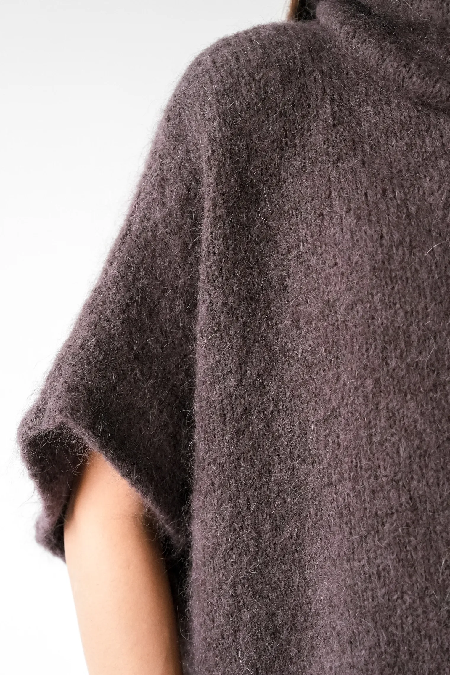 Джемпер крупной вязки из мохера без рукавов шоколадного цвета фото 6