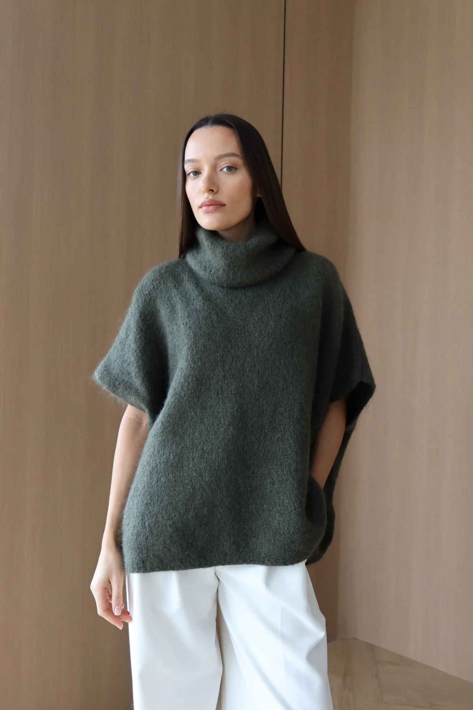 Джемпер крупной вязки из мохера без рукавов цвета хаки фото 1