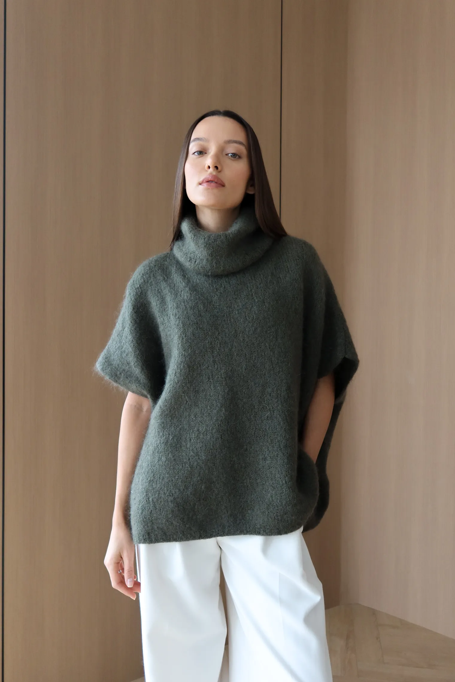 Джемпер крупной вязки из мохера без рукавов цвета хаки фото 6