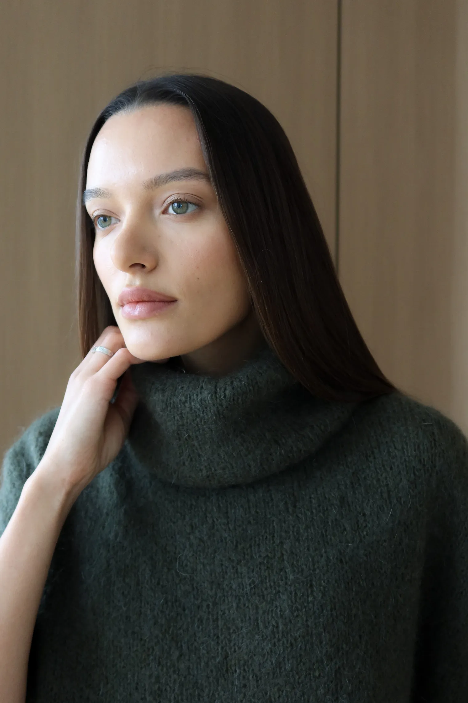 Джемпер крупной вязки из мохера без рукавов цвета хаки фото 5