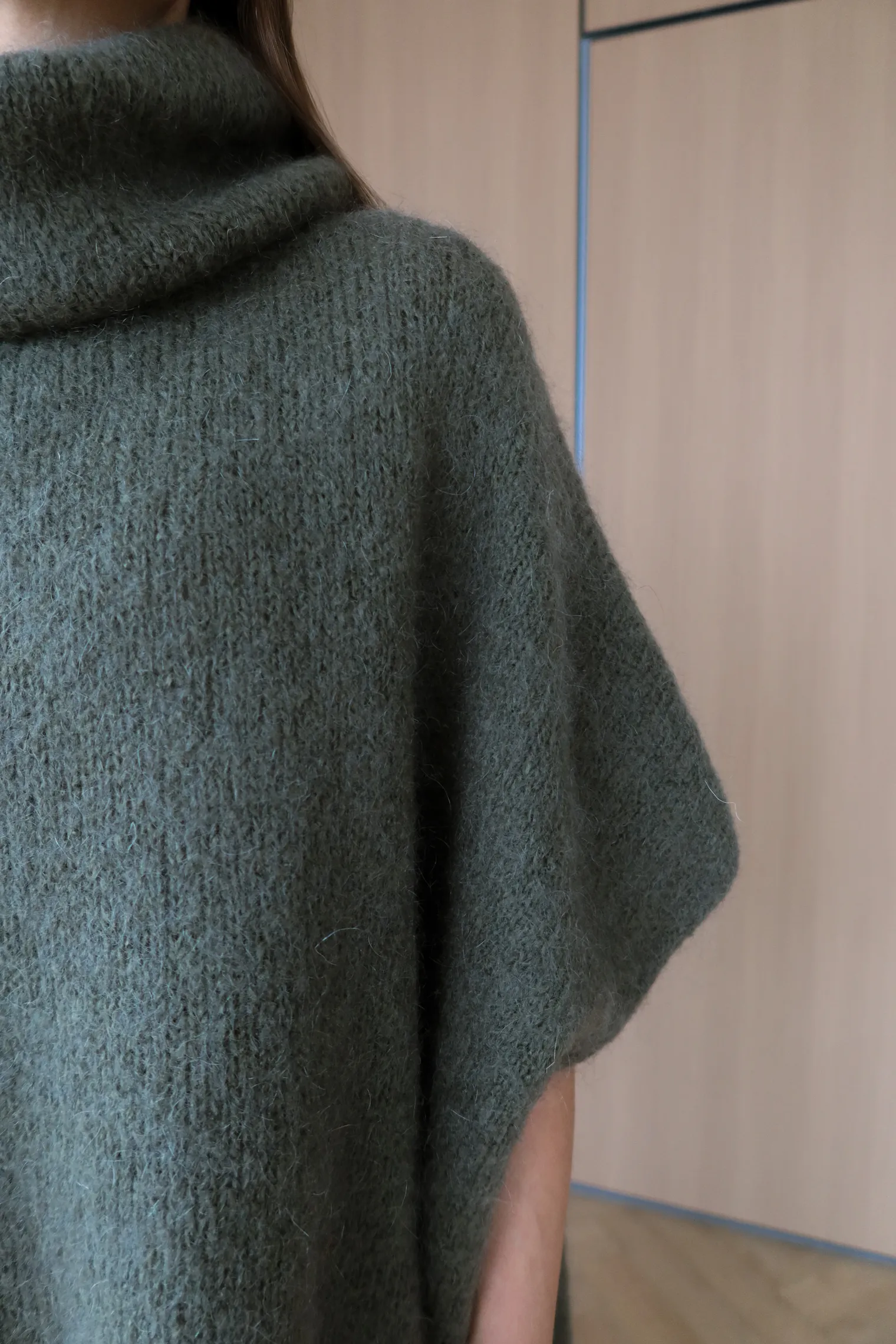 Джемпер крупной вязки из мохера без рукавов цвета хаки фото 2