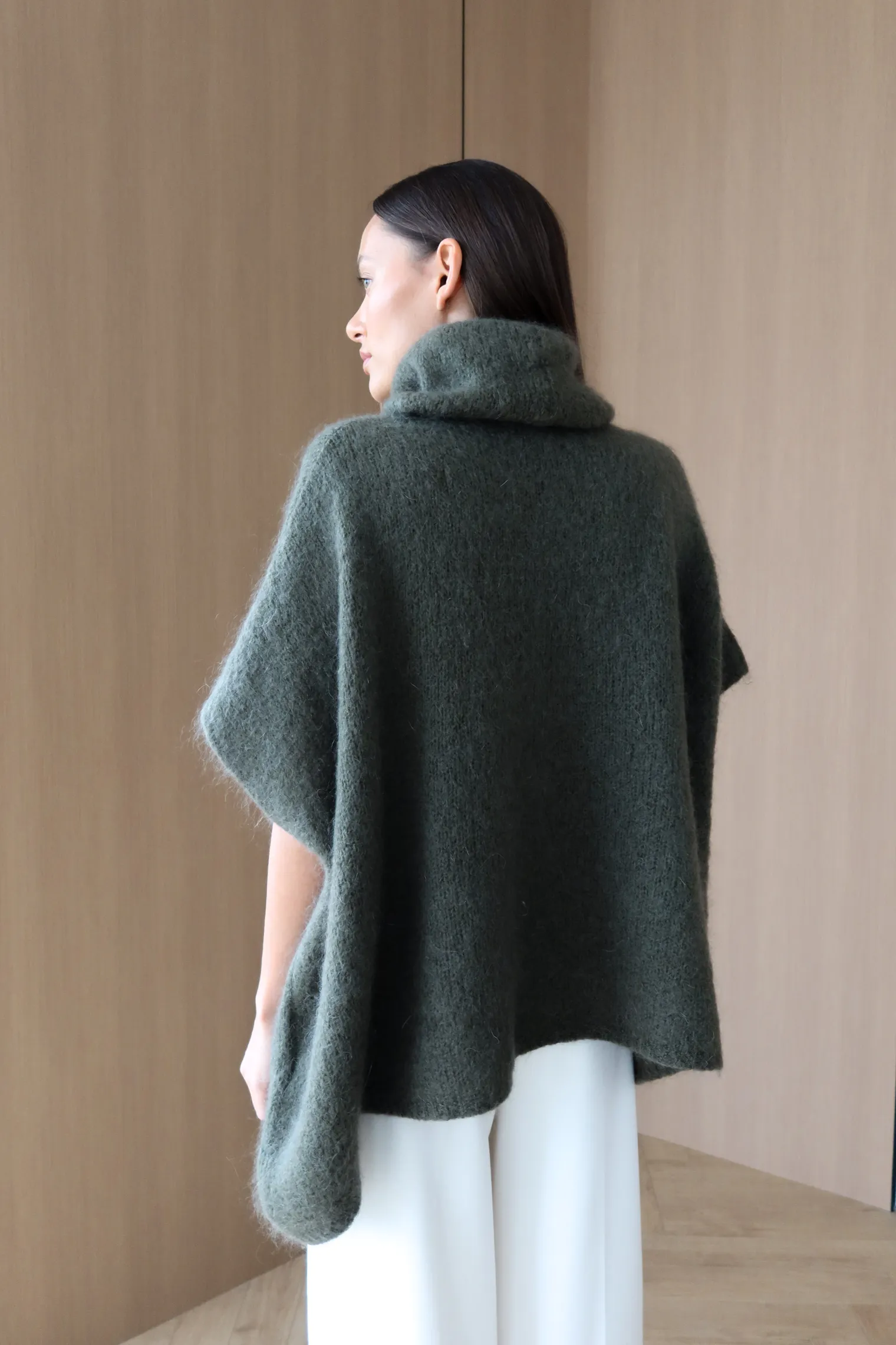 Джемпер крупной вязки из мохера без рукавов цвета хаки фото 4