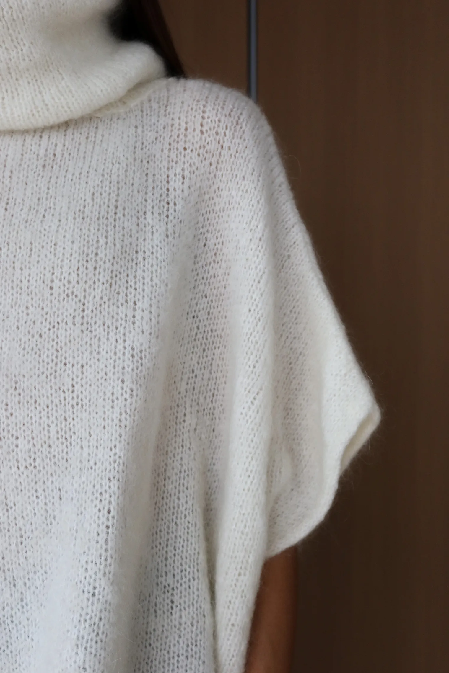 Джемпер крупной вязки из мохера без рукавов цвета тофу фото 2