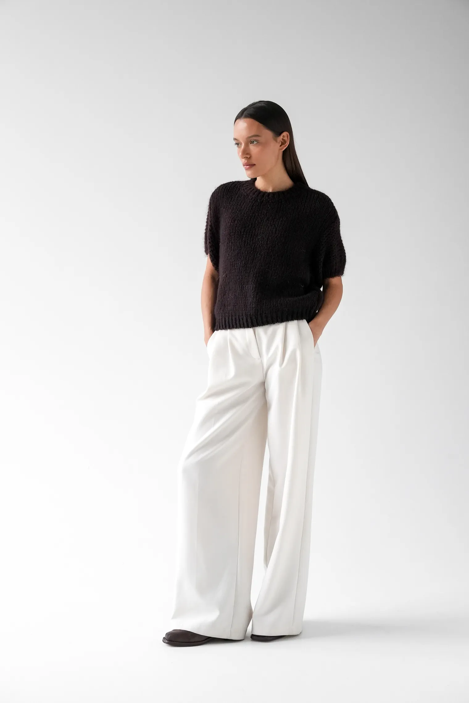 Пуловер крупной вязки с низким воротником цвета горький шоколад фото 6