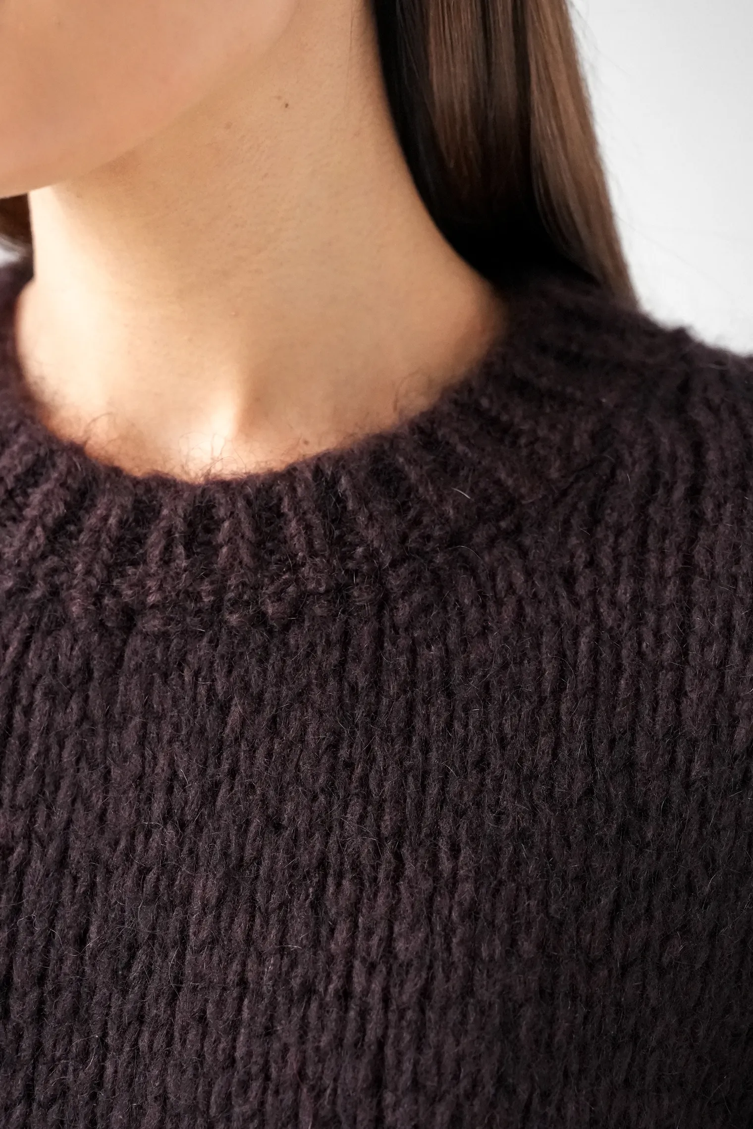 Пуловер крупной вязки с низким воротником цвета горький шоколад фото 7